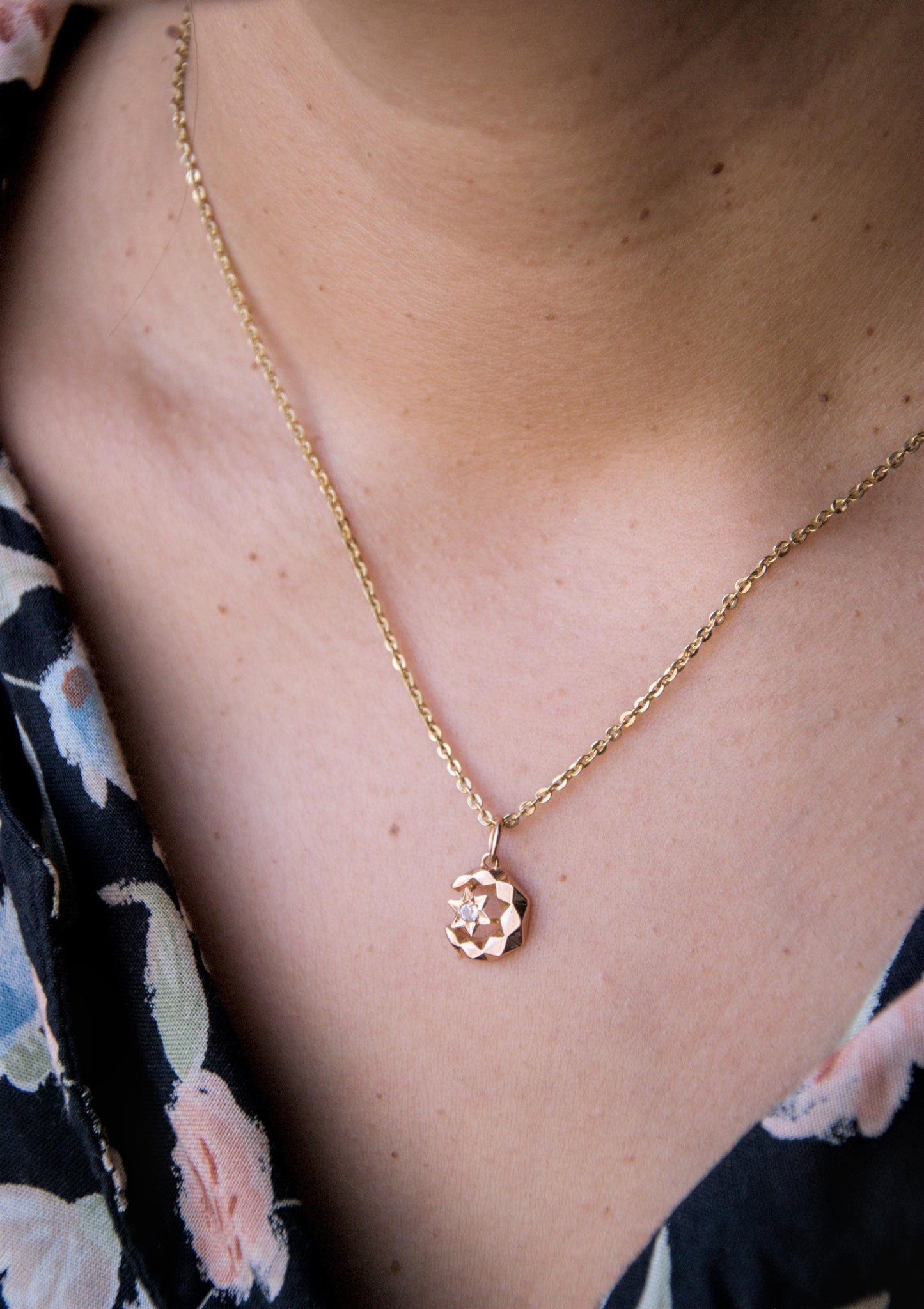 Pendentif ancien symbole lunaire en or 18k et diamant, représentant un croissant de lune et une étoile