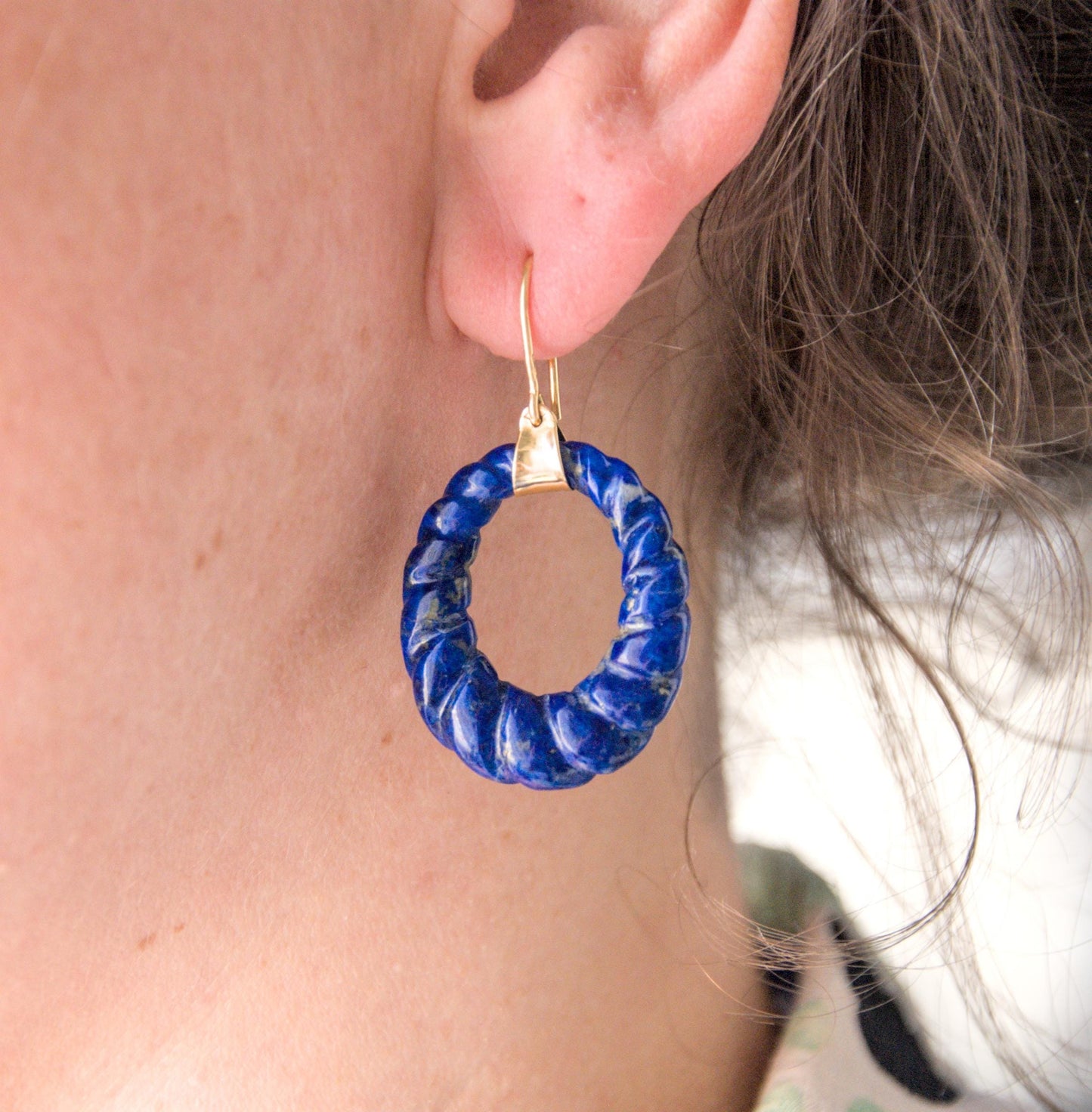 Boucle d'oreilles antique en or 18k et Lapis-lazuli sculptées en forme de créole godronné