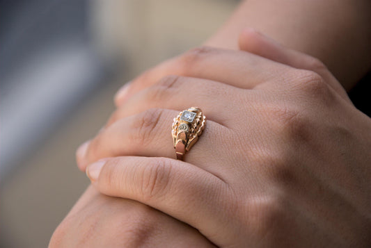 Bague Tank en or rose 18k orné d'un diamant GVS 0,10ct – Chevalière femme vintage style Art Déco années 40