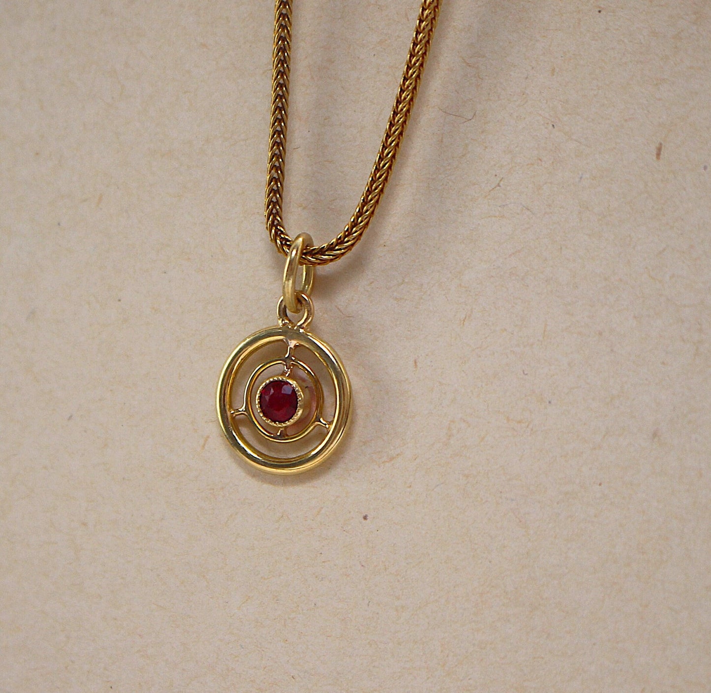 Pendentif cercles concentriques en or jaune 18k avec grenat naturel