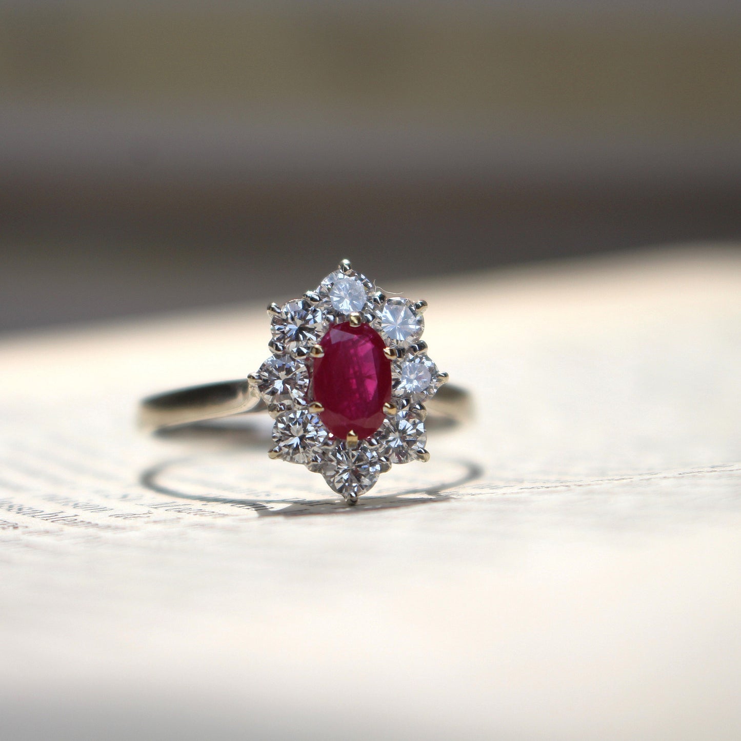 Bague de fiançailles marguerite en or blanc 18k avec rubis entourage diamants