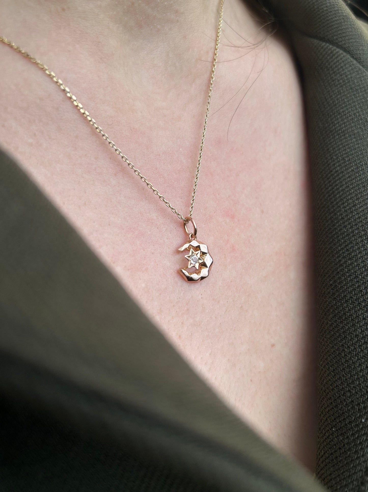 Pendentif ancien symbole lunaire en or 18k et diamant, représentant un croissant de lune et une étoile