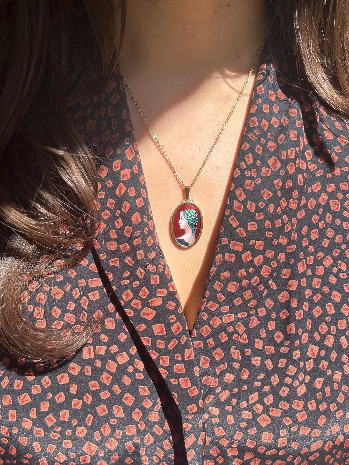 Pendentif en or jaune 18K avec émail de Limoges signé "Bétourné M profil de femme