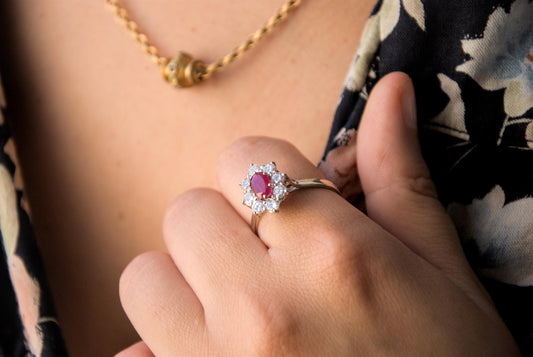 Bague de fiançailles marguerite en or blanc 18k avec rubis entourage diamants