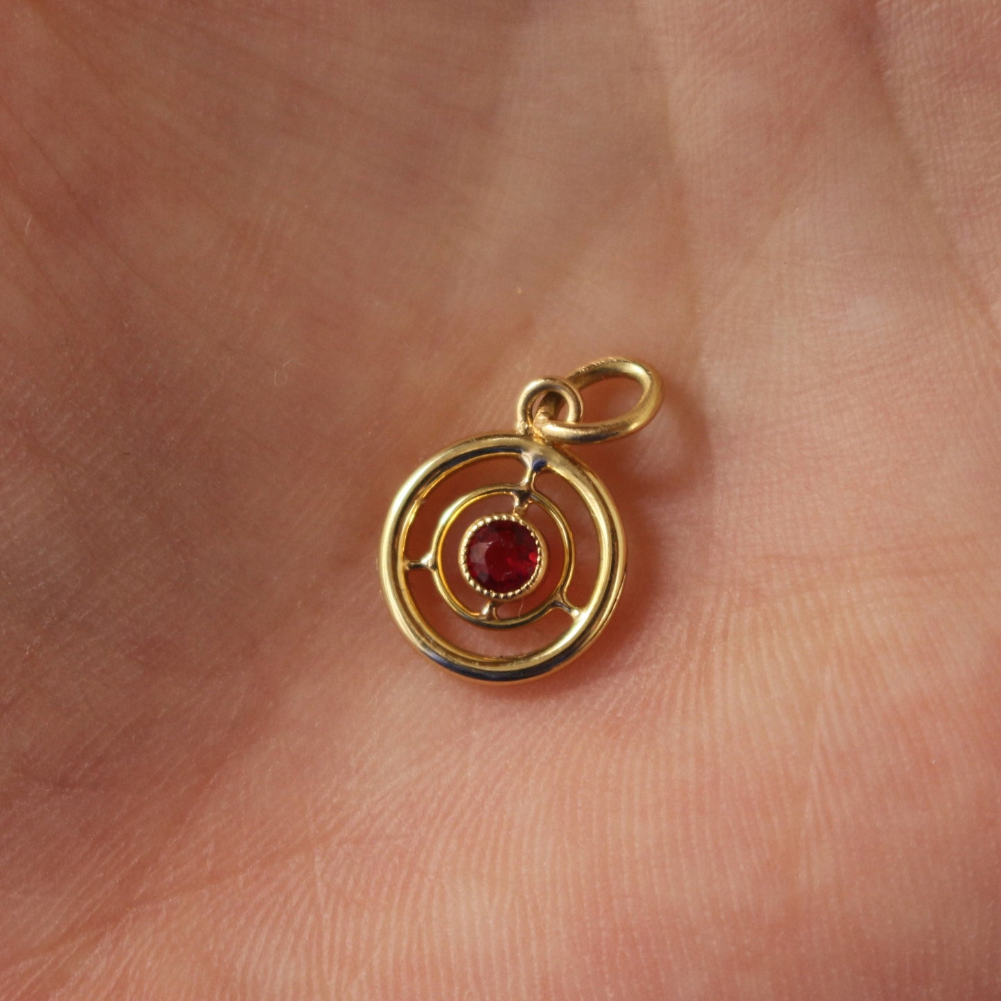 Pendentif cercles concentriques en or jaune 18k avec grenat naturel