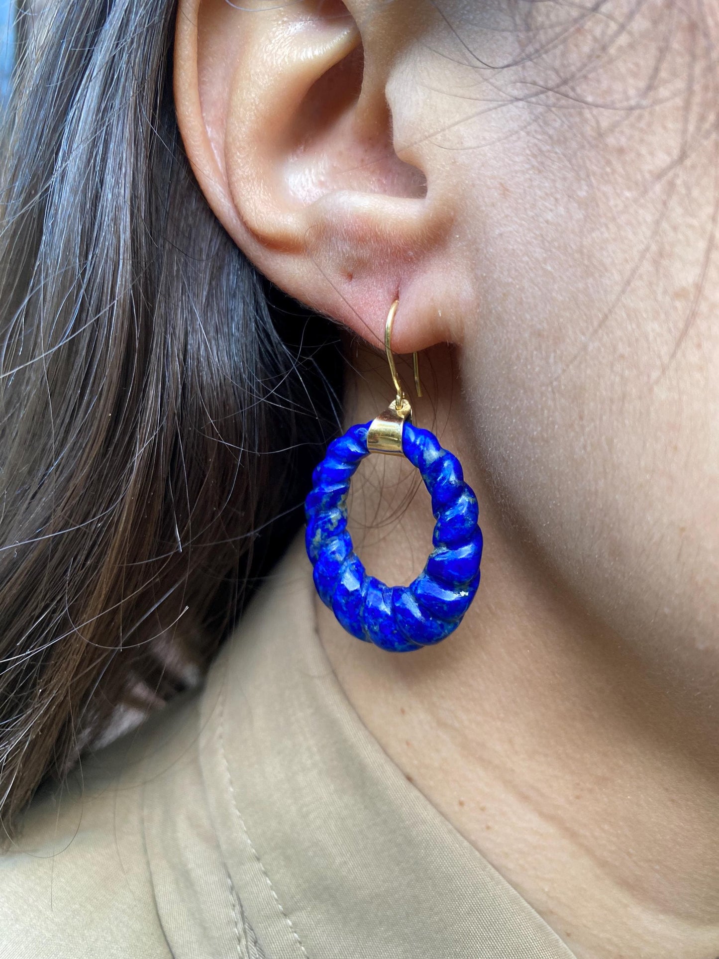Boucle d'oreilles antique en or 18k et Lapis-lazuli sculptées en forme de créole godronné