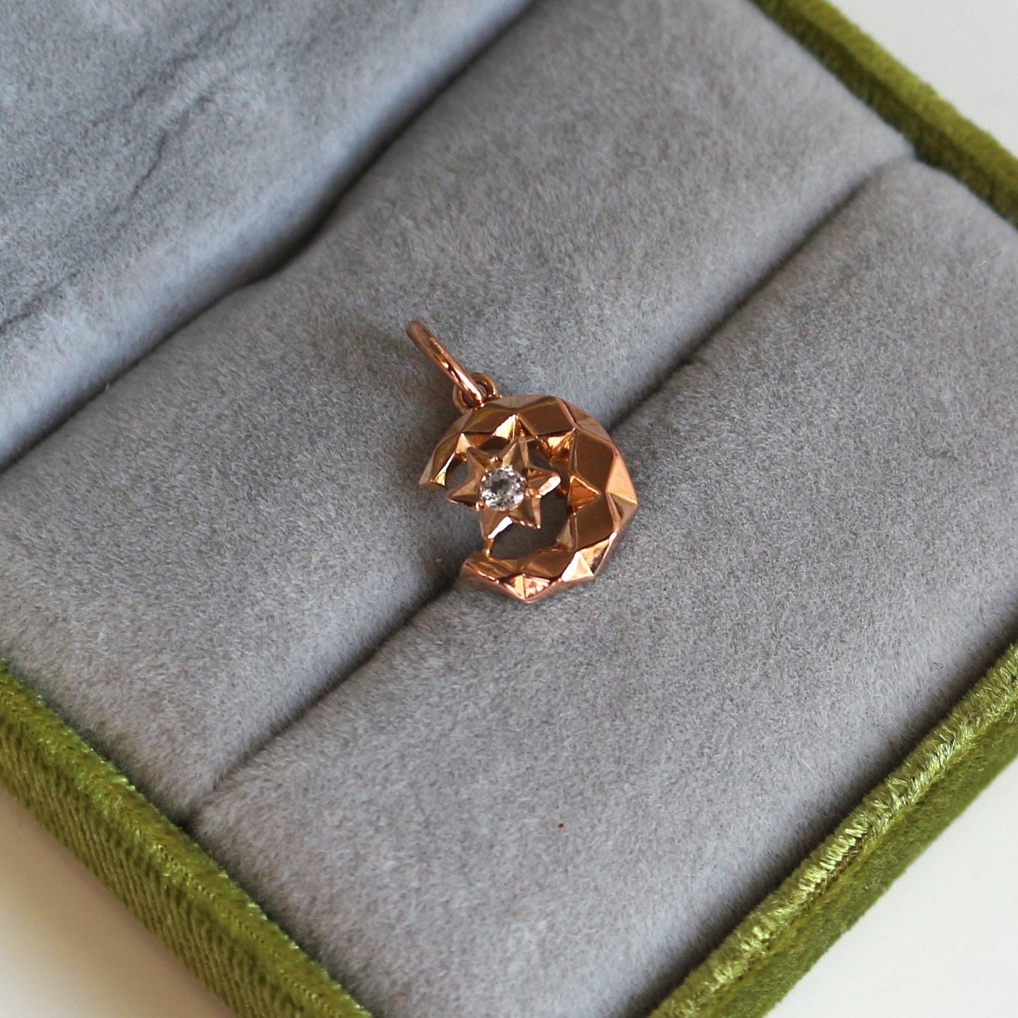 Pendentif ancien symbole lunaire en or 18k et diamant, représentant un croissant de lune et une étoile