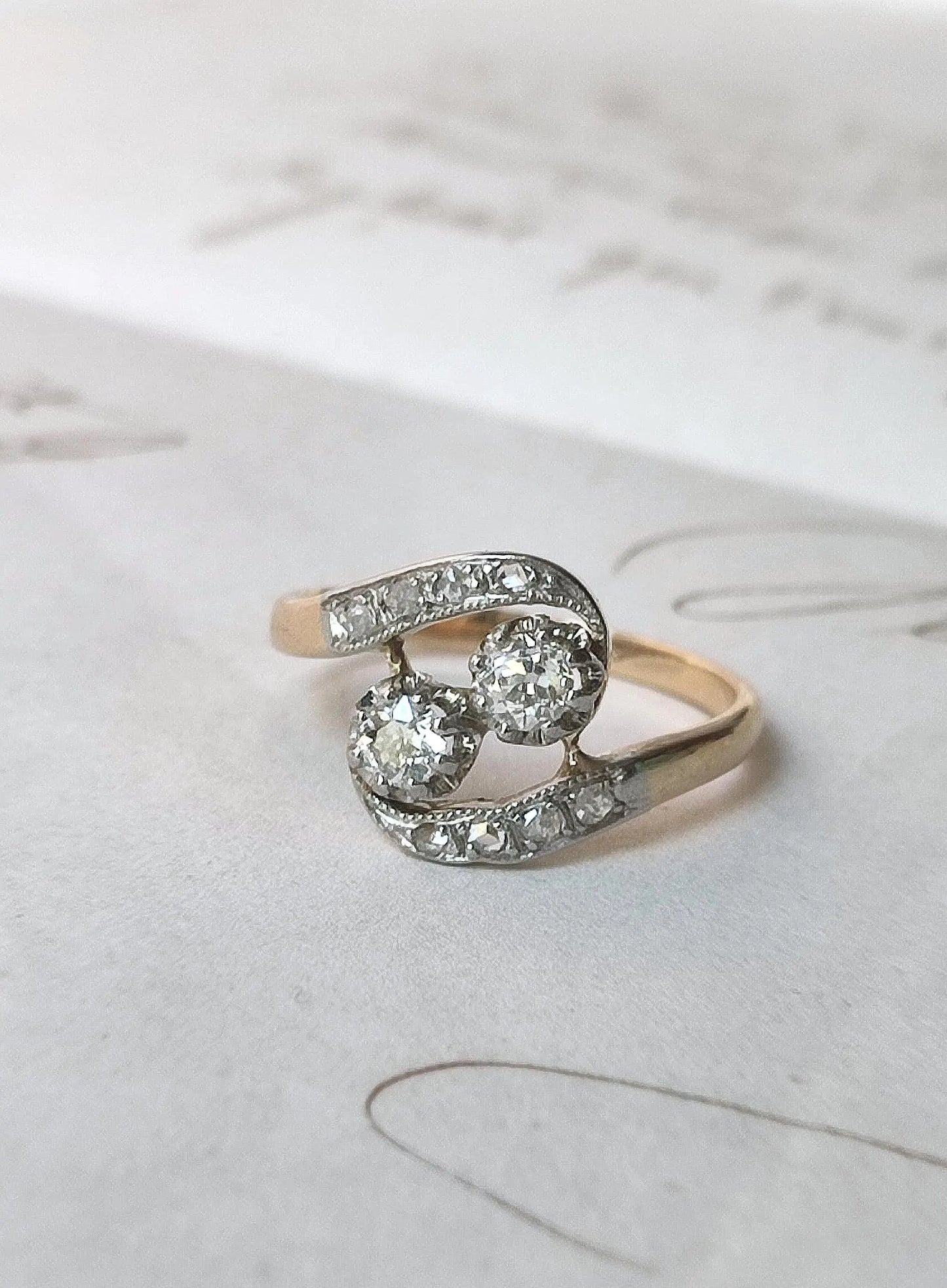 Bague ancienne "Toi & Moi" en or 18K jaune et gris 18k, diamants taille ancienne 0,20ct, bijou Belle Époque