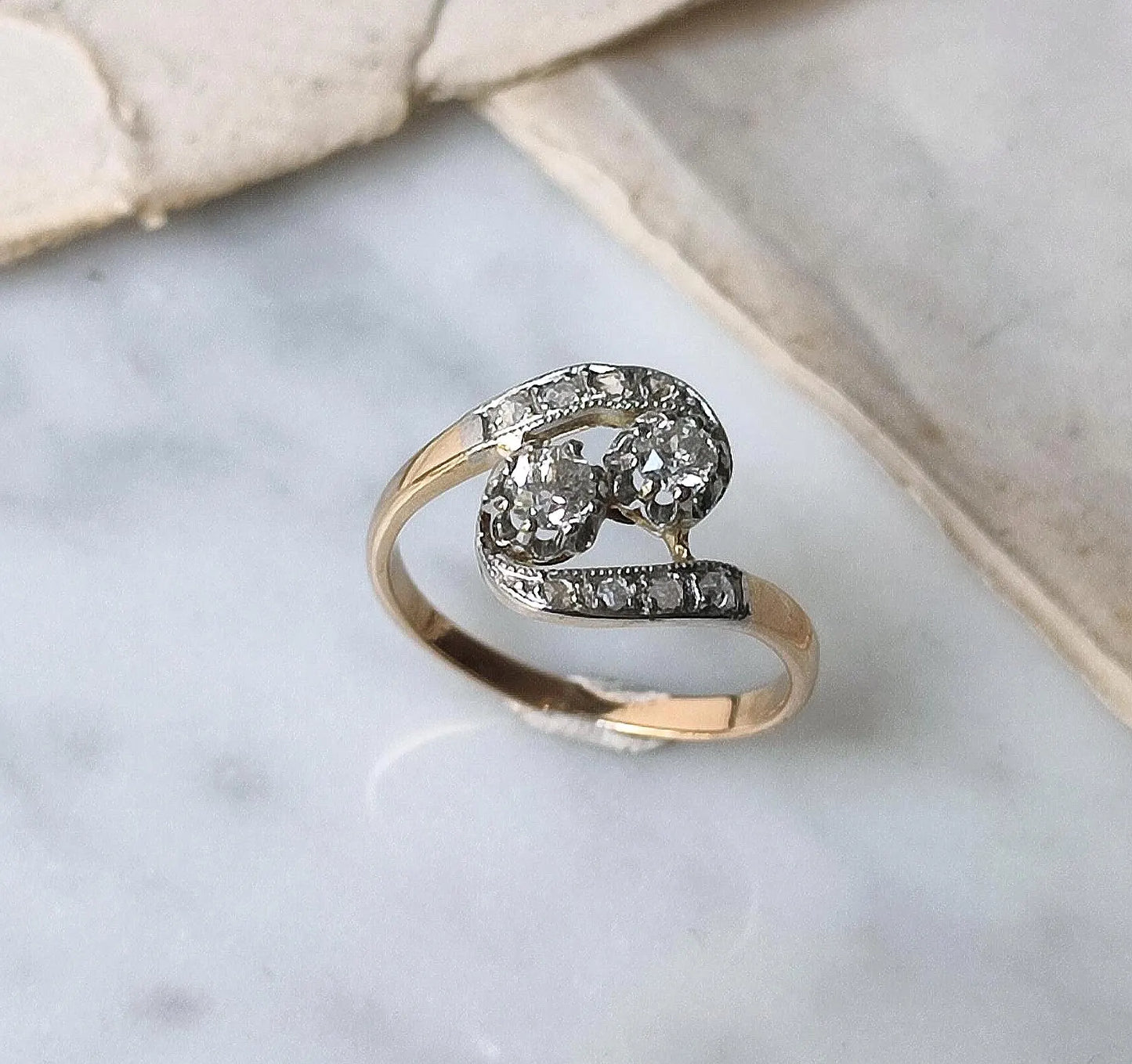 Bague ancienne "Toi & Moi" en or 18K jaune et gris 18k, diamants taille ancienne 0,20ct, bijou Belle Époque