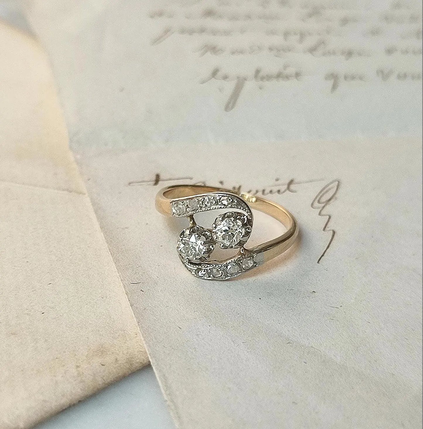 Bague ancienne "Toi & Moi" en or 18K jaune et gris 18k, diamants taille ancienne 0,20ct, bijou Belle Époque