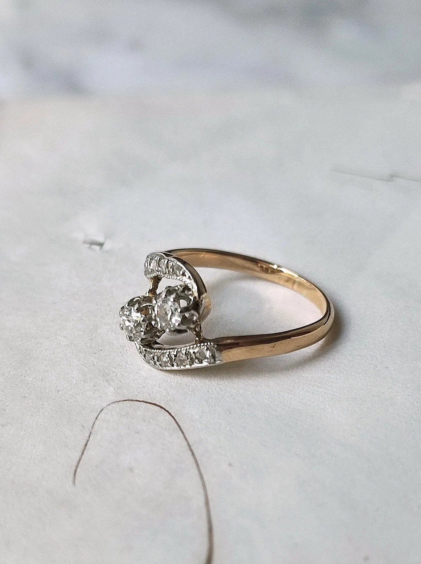 Bague ancienne "Toi & Moi" en or 18K jaune et gris 18k, diamants taille ancienne 0,20ct, bijou Belle Époque