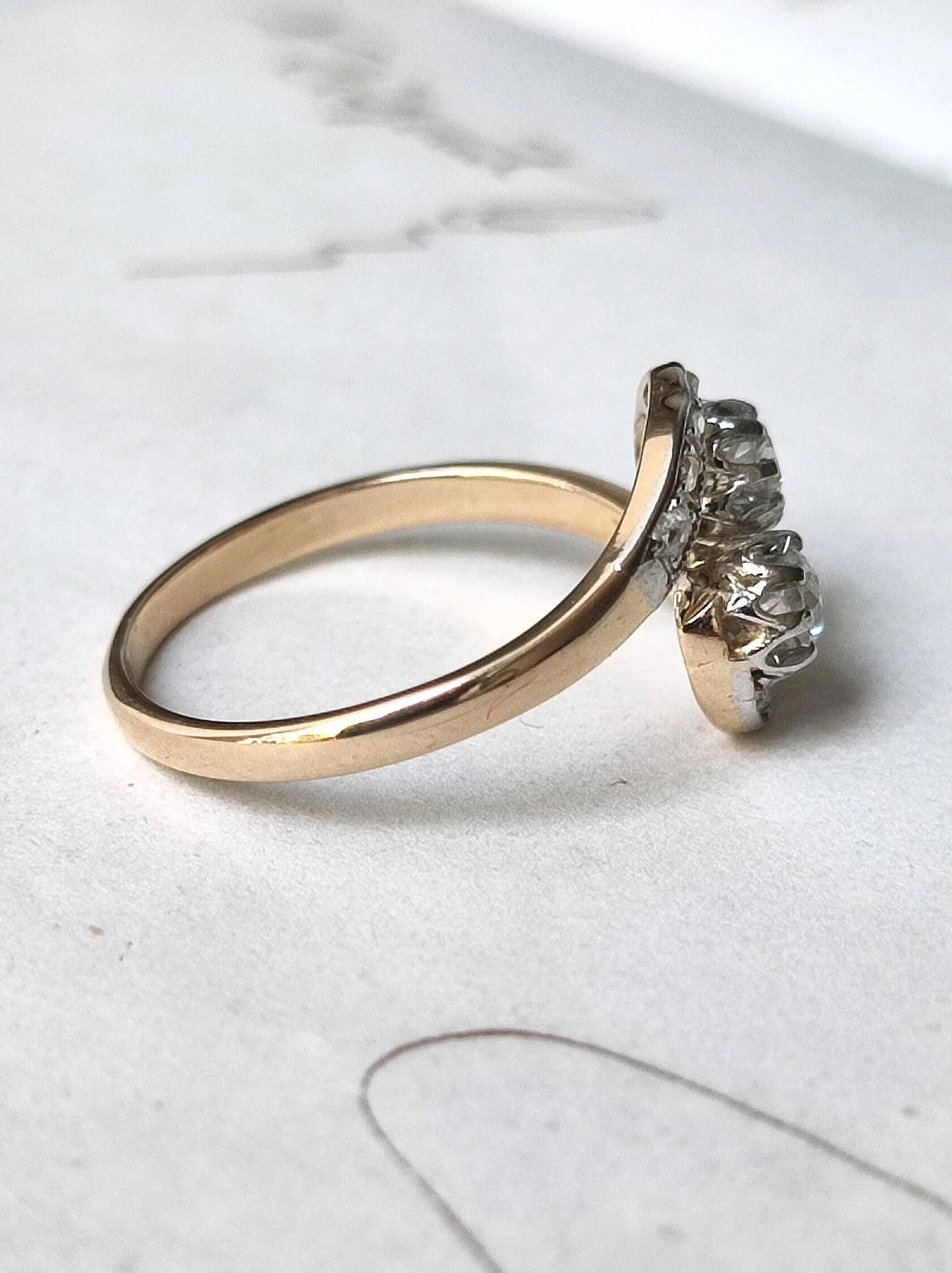 Bague ancienne "Toi & Moi" en or 18K jaune et gris 18k, diamants taille ancienne 0,20ct, bijou Belle Époque