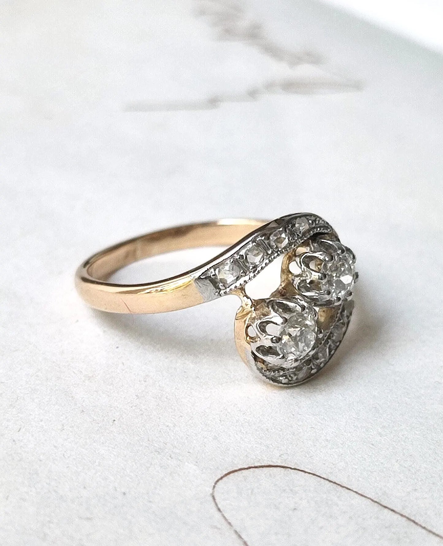 Bague ancienne "Toi & Moi" en or 18K jaune et gris 18k, diamants taille ancienne 0,20ct, bijou Belle Époque