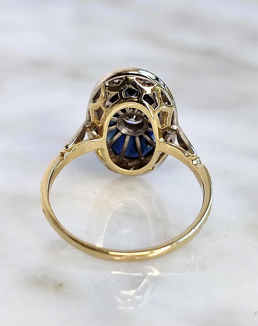 Bague ancienne navette en or 18k, entourage diamants et saphirs calibrés – Art Déco