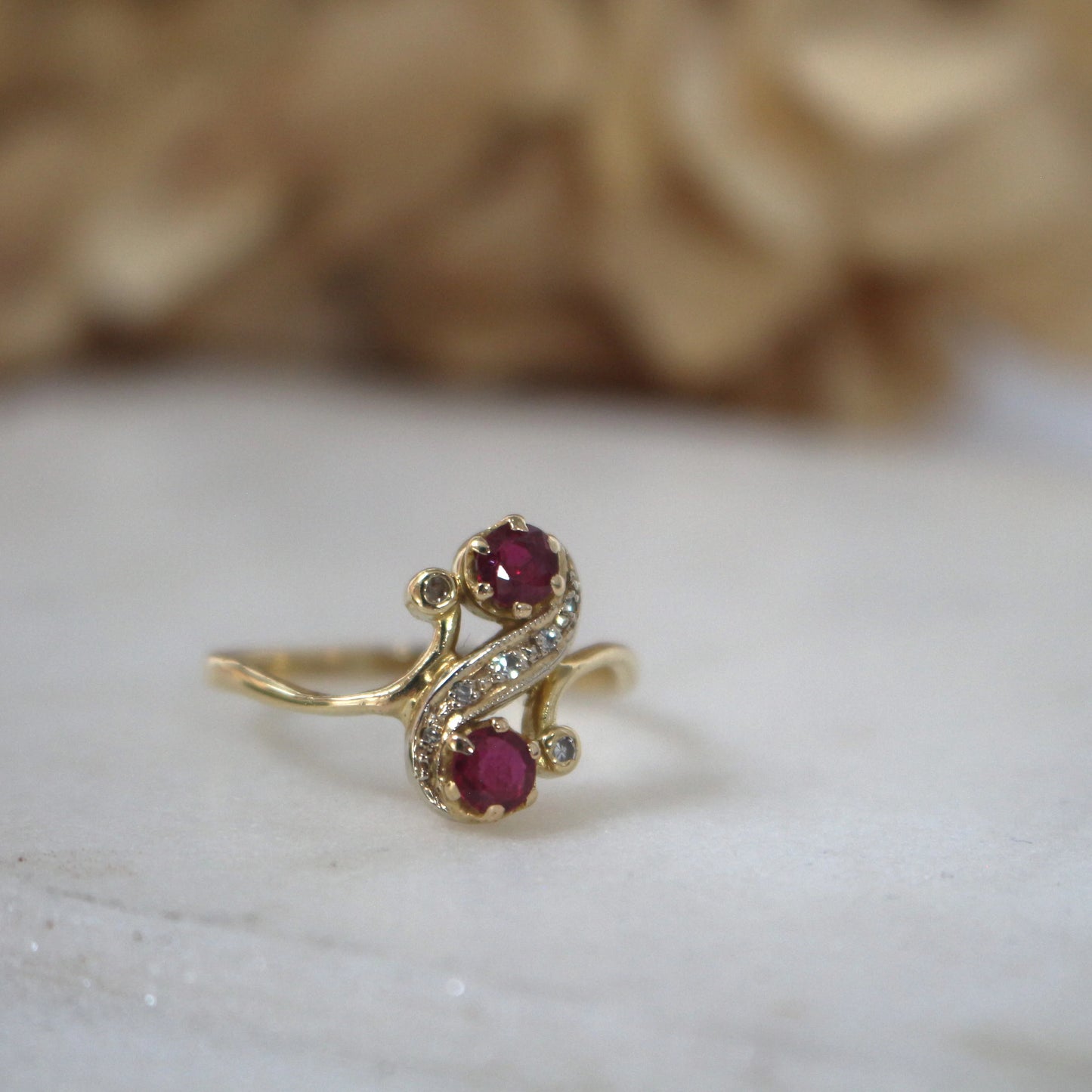 Bague "Toi et Moi " en or 18K ornée de deux rubis et de deux diamants