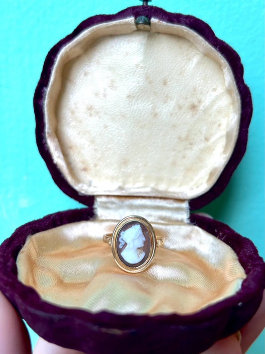 Bague vintage en or 18k ornée d'un camée coquille à profil de femme