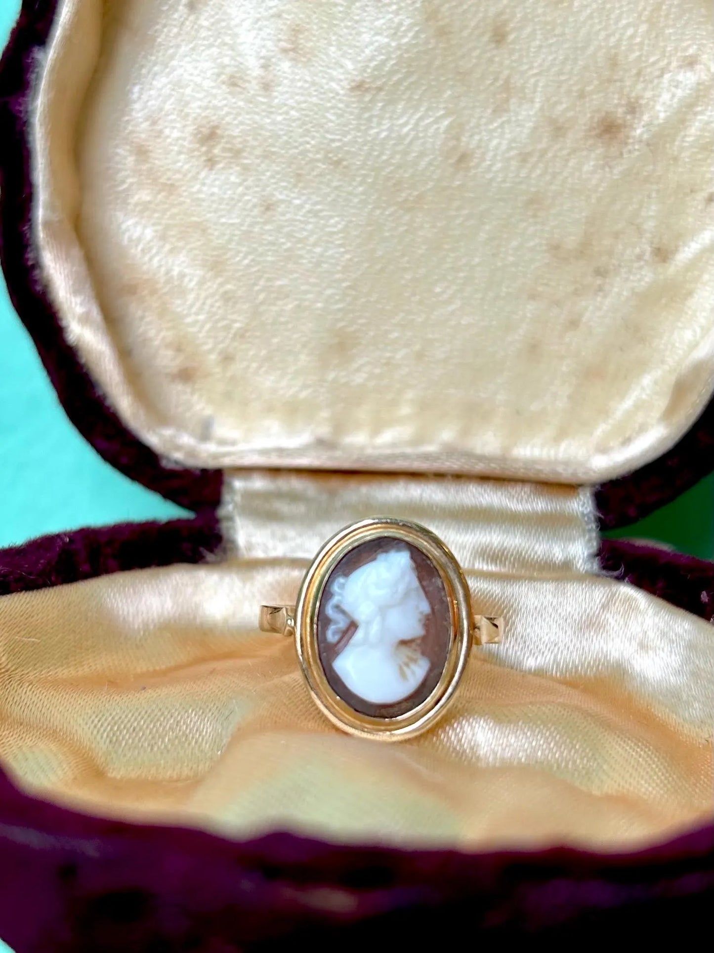 Bague vintage en or 18k ornée d'un camée coquille à profil de femme