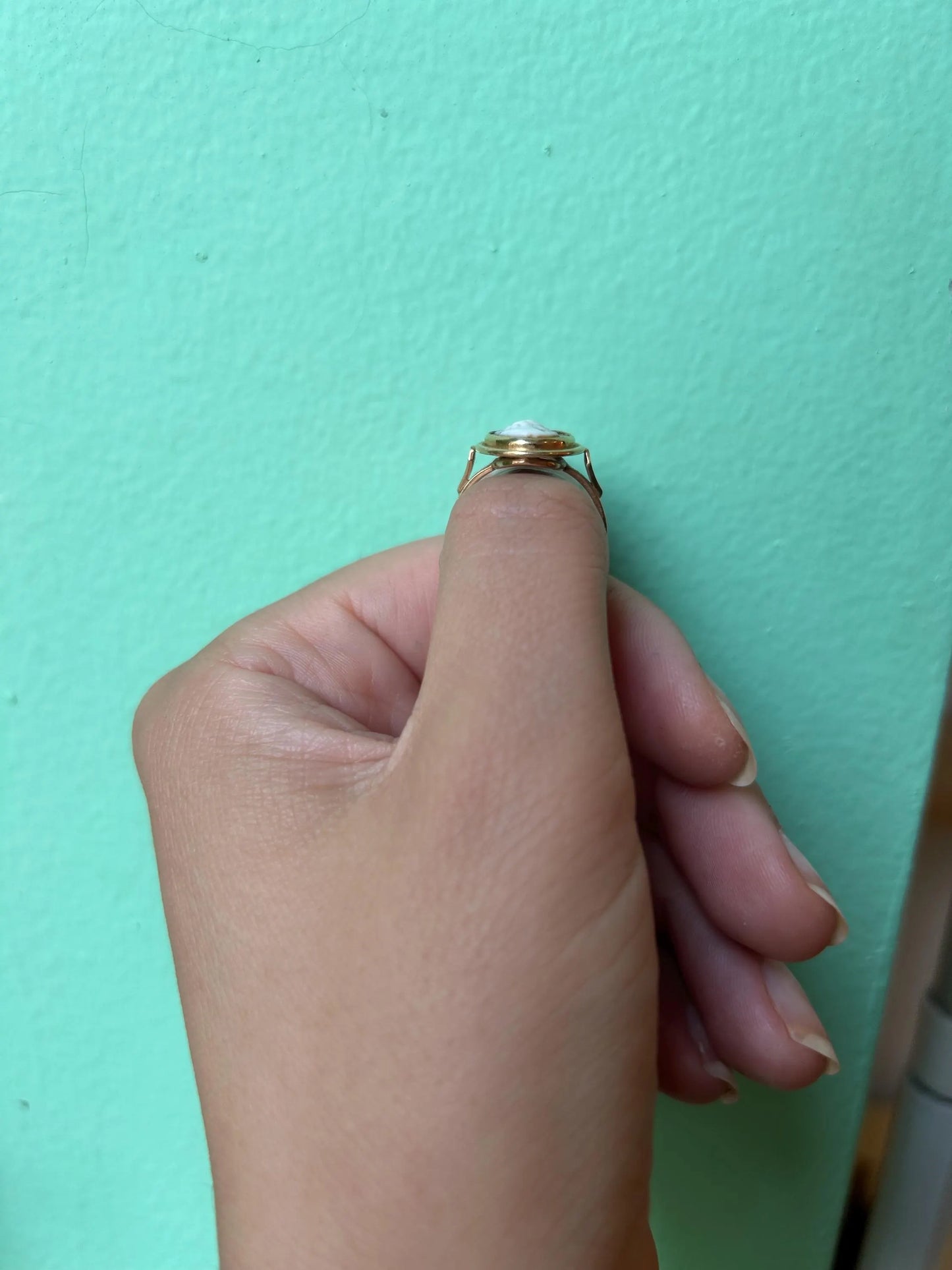 Bague vintage en or 18k ornée d'un camée coquille à profil de femme