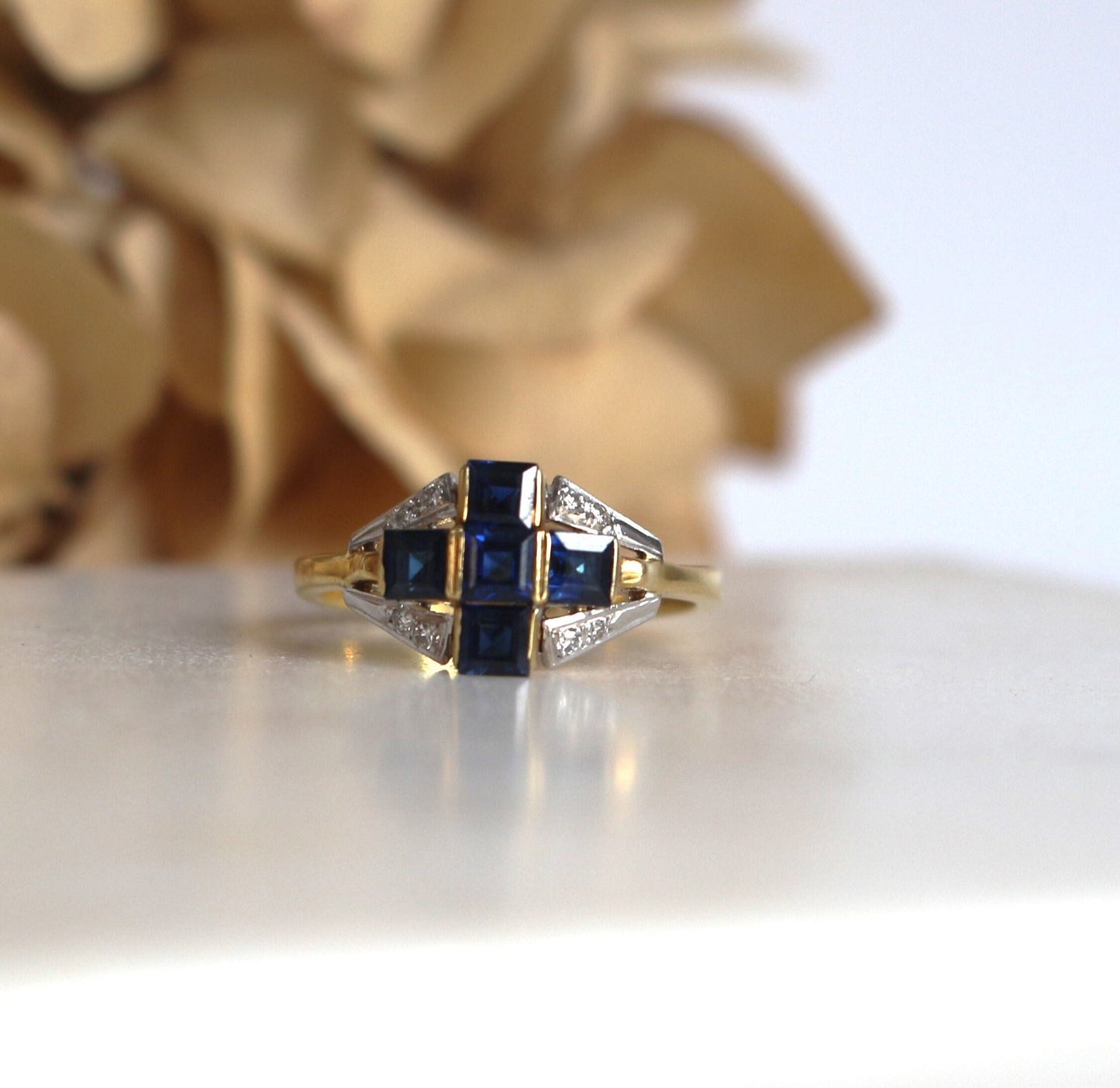 Bague Art Déco or 18 carats ornée des saphirs et des diamants motif croix