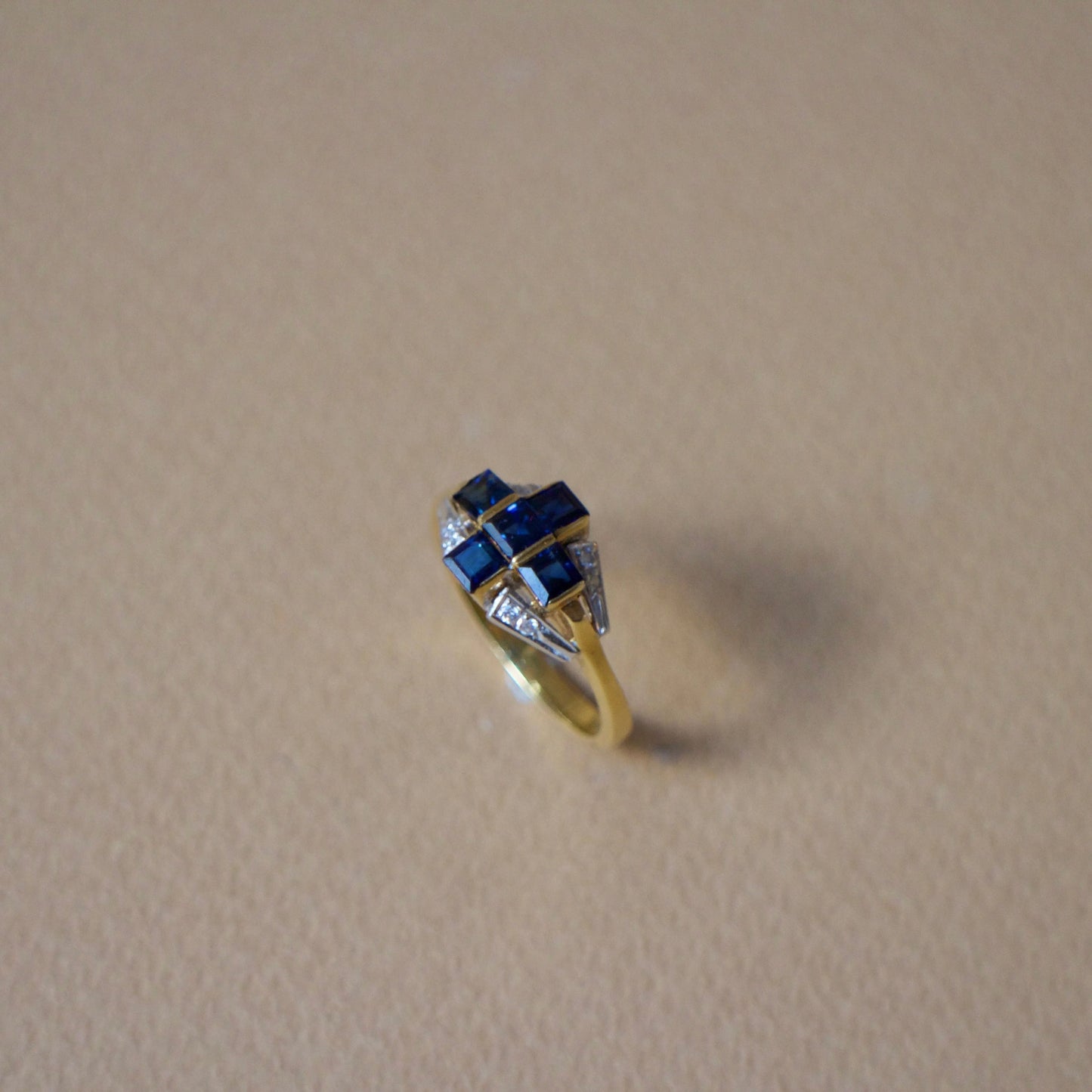 Bague Art Déco or 18 carats ornée des saphirs et des diamants motif croix