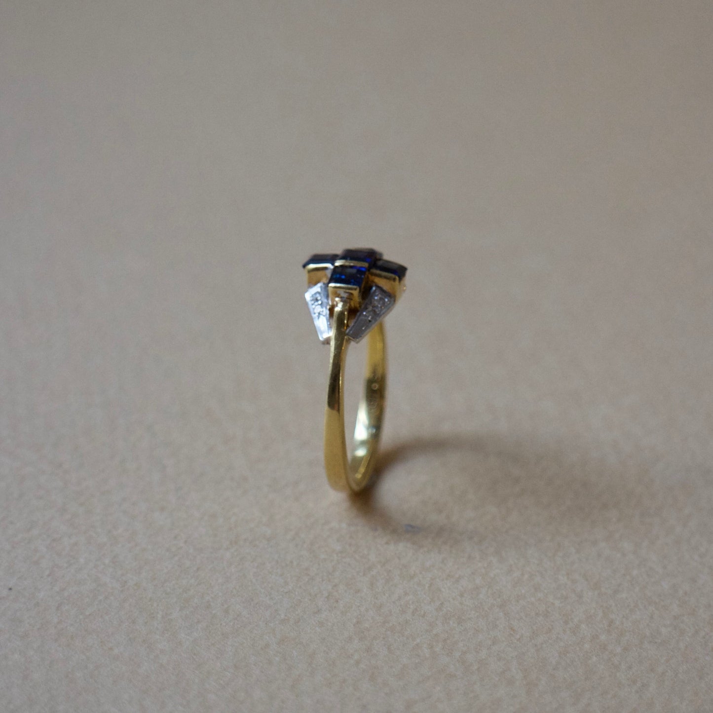 Bague Art Déco or 18 carats ornée des saphirs et des diamants motif croix