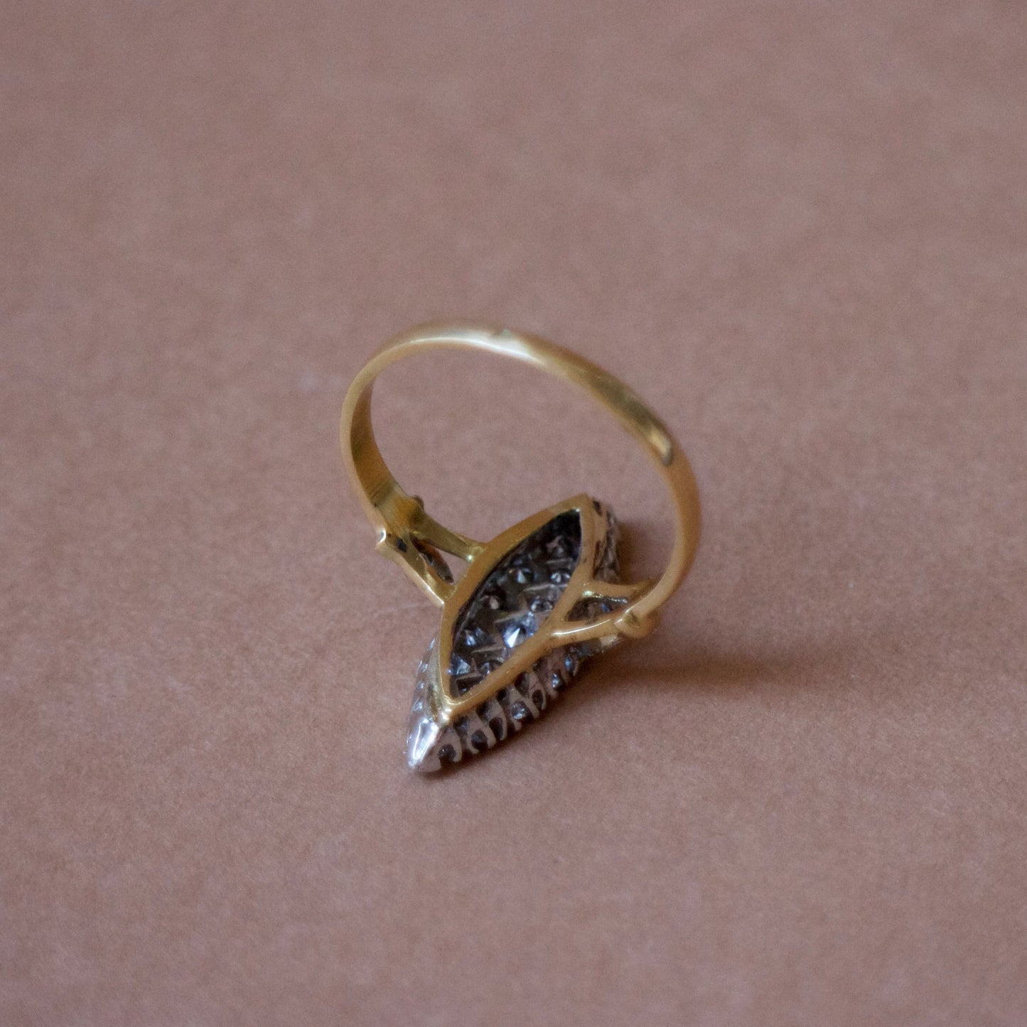 Bague de fiançailles ancienne marquise pavage diamants en or jaune et gris 18K