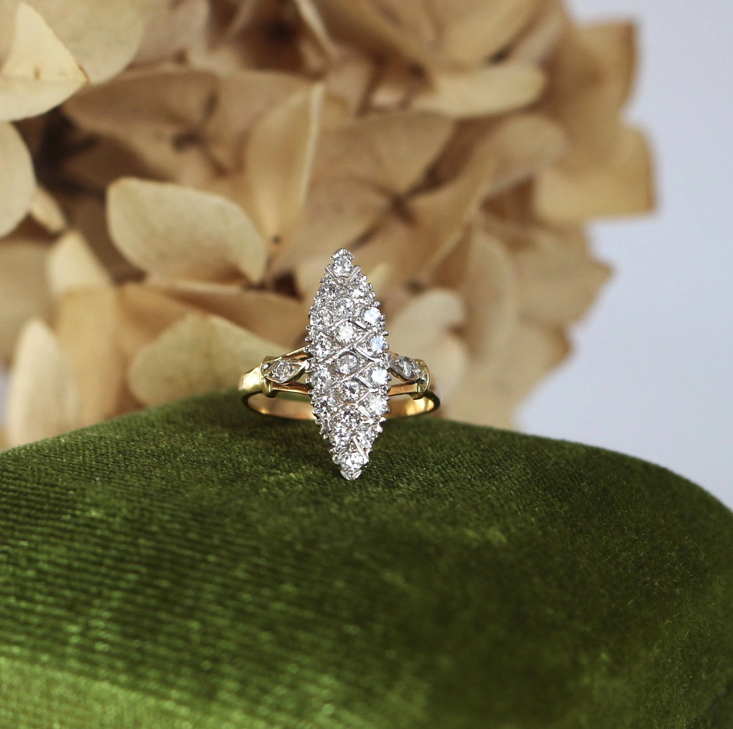 Bague de fiançailles ancienne marquise pavage diamants en or jaune et gris 18K