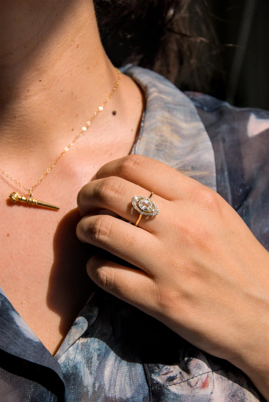 Bague "Belle Epoque" or jaune et blanc 18K sertie d'un saphir ovale blanc et de petits diamants taille rose – Taille 58 – Bijou ancien femme