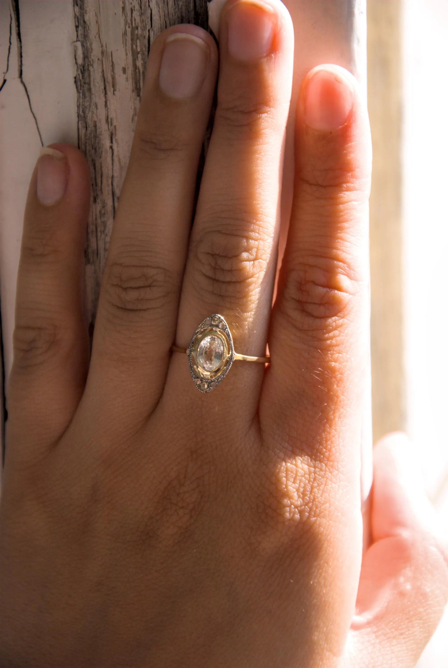 Bague "Belle Epoque" or jaune et blanc 18K sertie d'un saphir ovale blanc et de petits diamants taille rose – Taille 58 – Bijou ancien femme