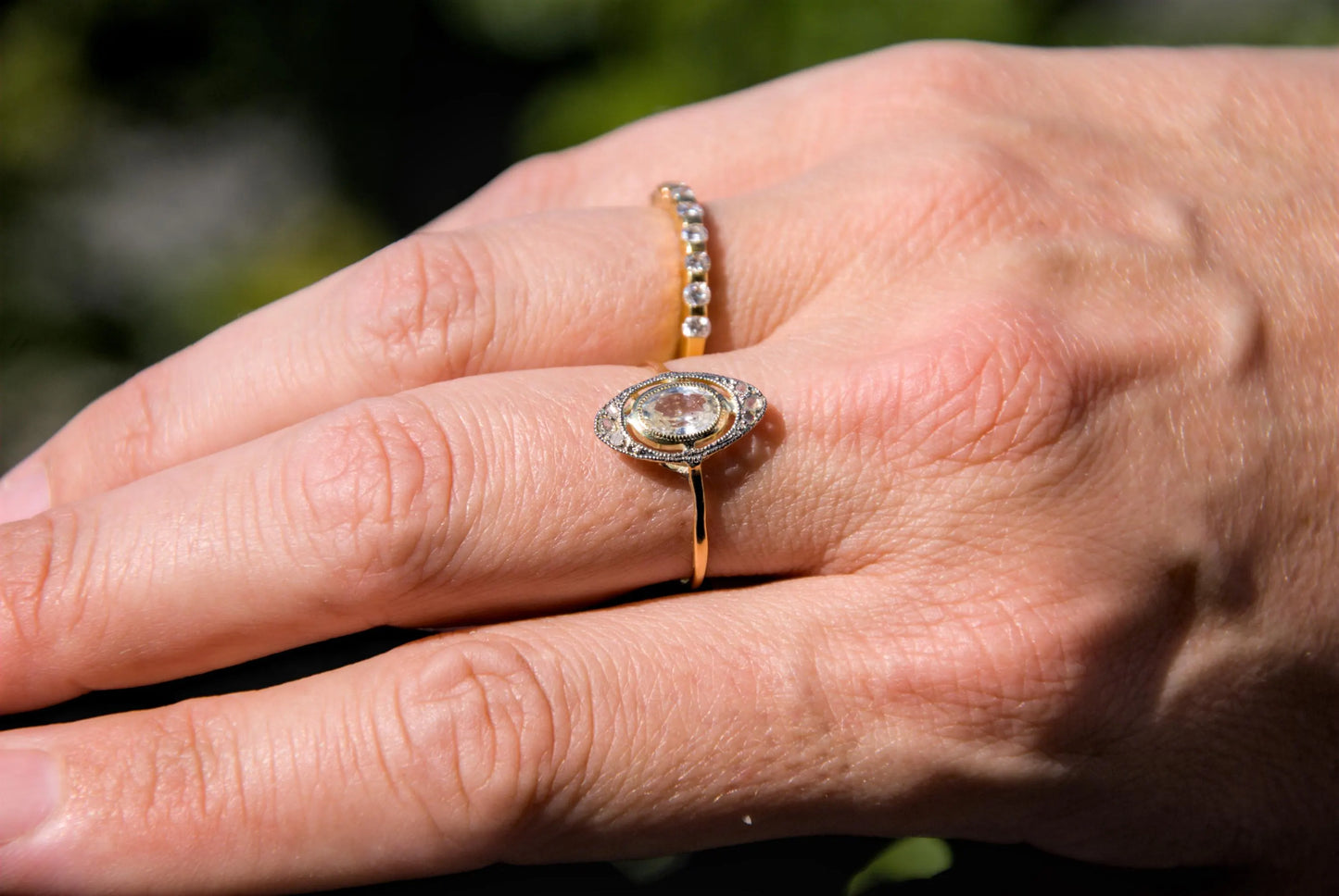 Bague "Belle Epoque" or jaune et blanc 18K sertie d'un saphir ovale blanc et de petits diamants taille rose – Taille 58 – Bijou ancien femme