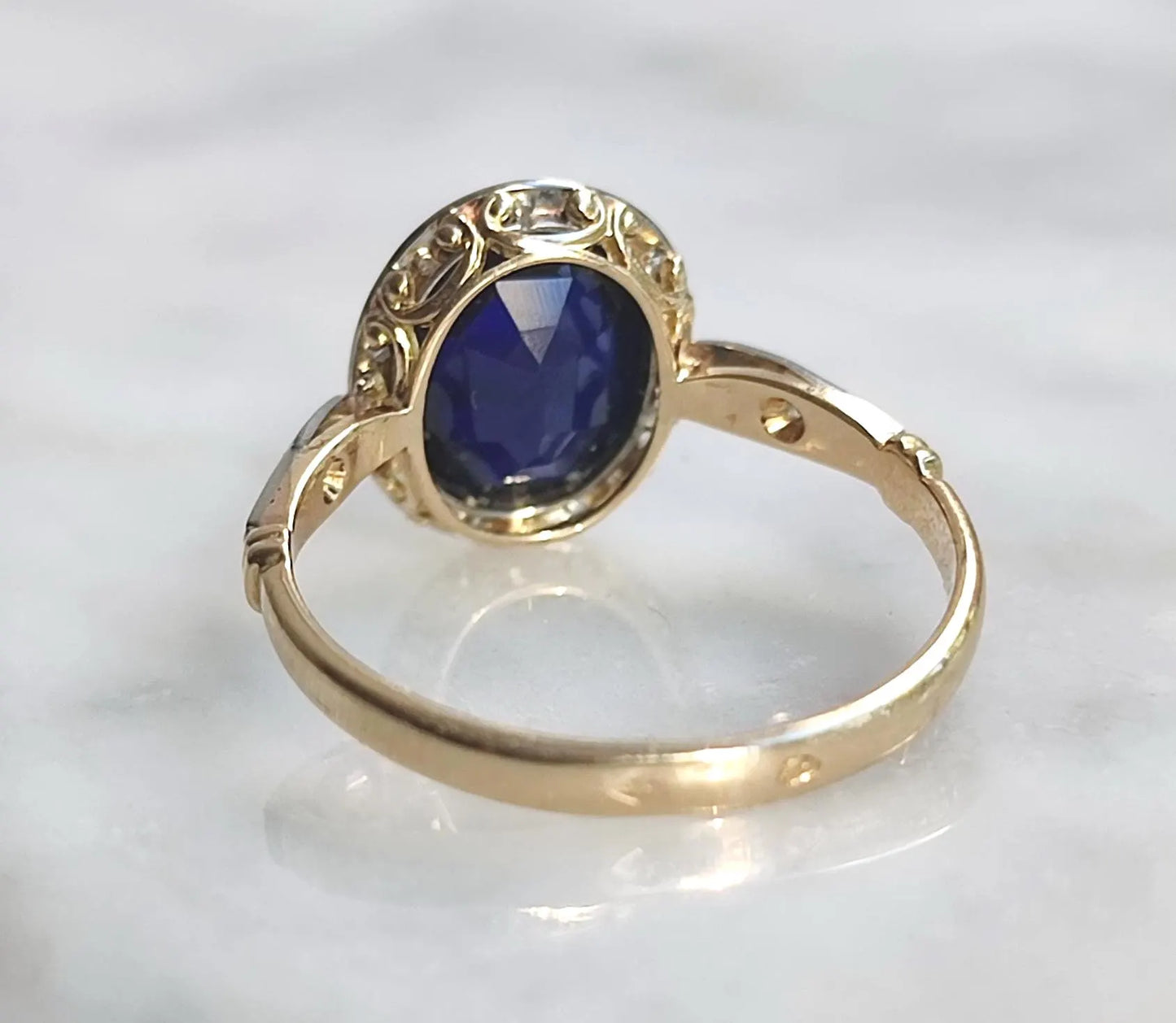 Bague ancienne Art Déco en or 18K deux tons, saphir de synthèse et diamants taille rose - période 1920
