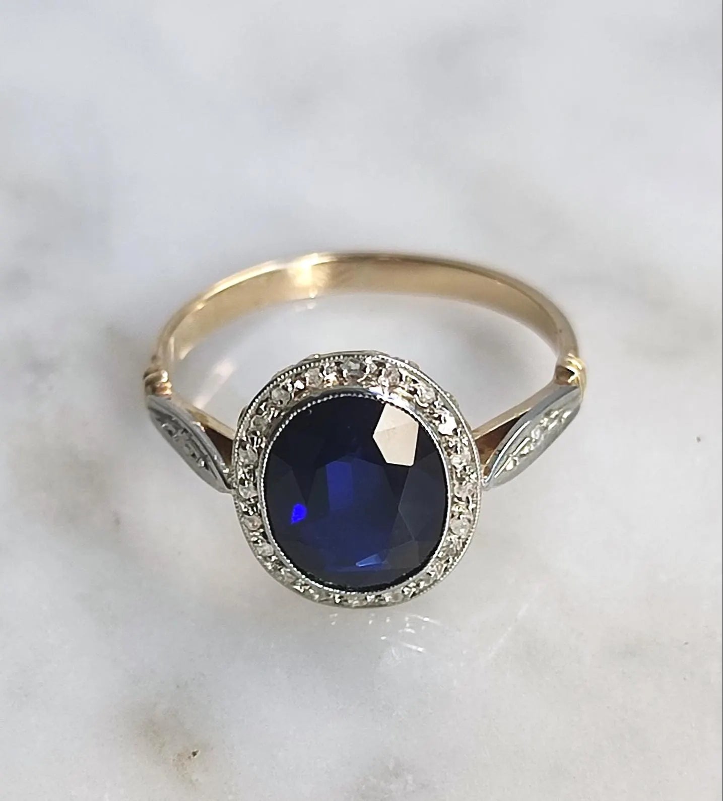 Bague ancienne Art Déco en or 18K deux tons, saphir de synthèse et diamants taille rose - période 1920