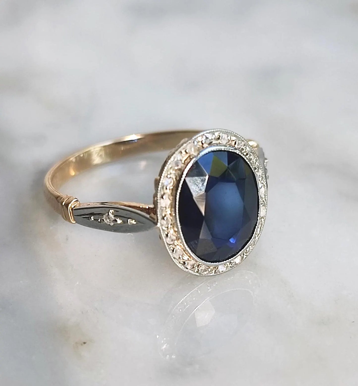Bague ancienne Art Déco en or 18K deux tons, saphir de synthèse et diamants taille rose - période 1920