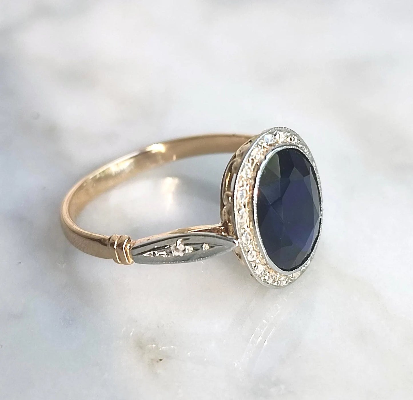 Bague ancienne Art Déco en or 18K deux tons, saphir de synthèse et diamants taille rose - période 1920