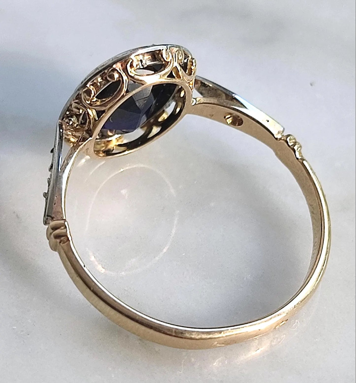 Bague ancienne Art Déco en or 18K deux tons, saphir de synthèse et diamants taille rose - période 1920