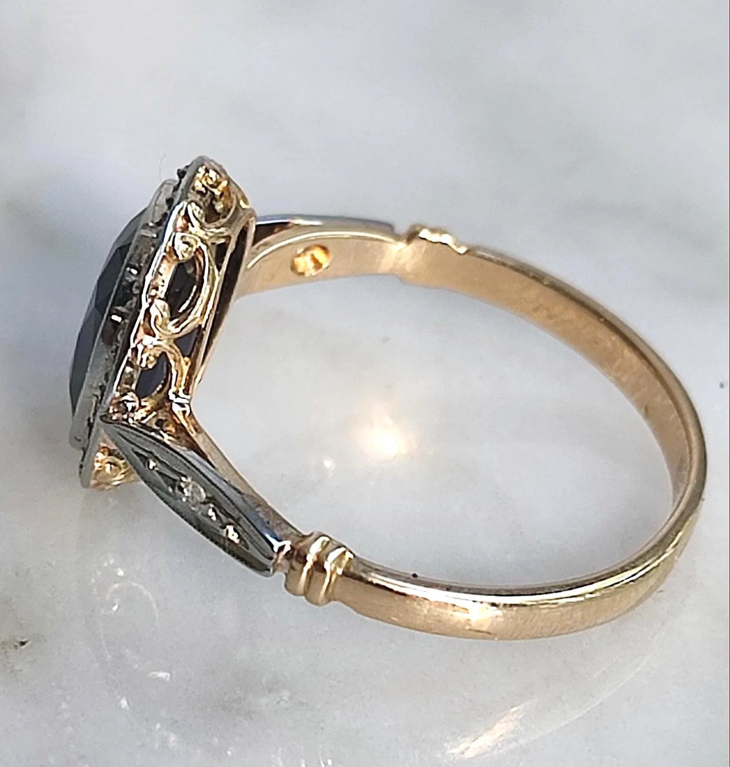 Bague ancienne Art Déco en or 18K deux tons, saphir de synthèse et diamants taille rose - période 1920