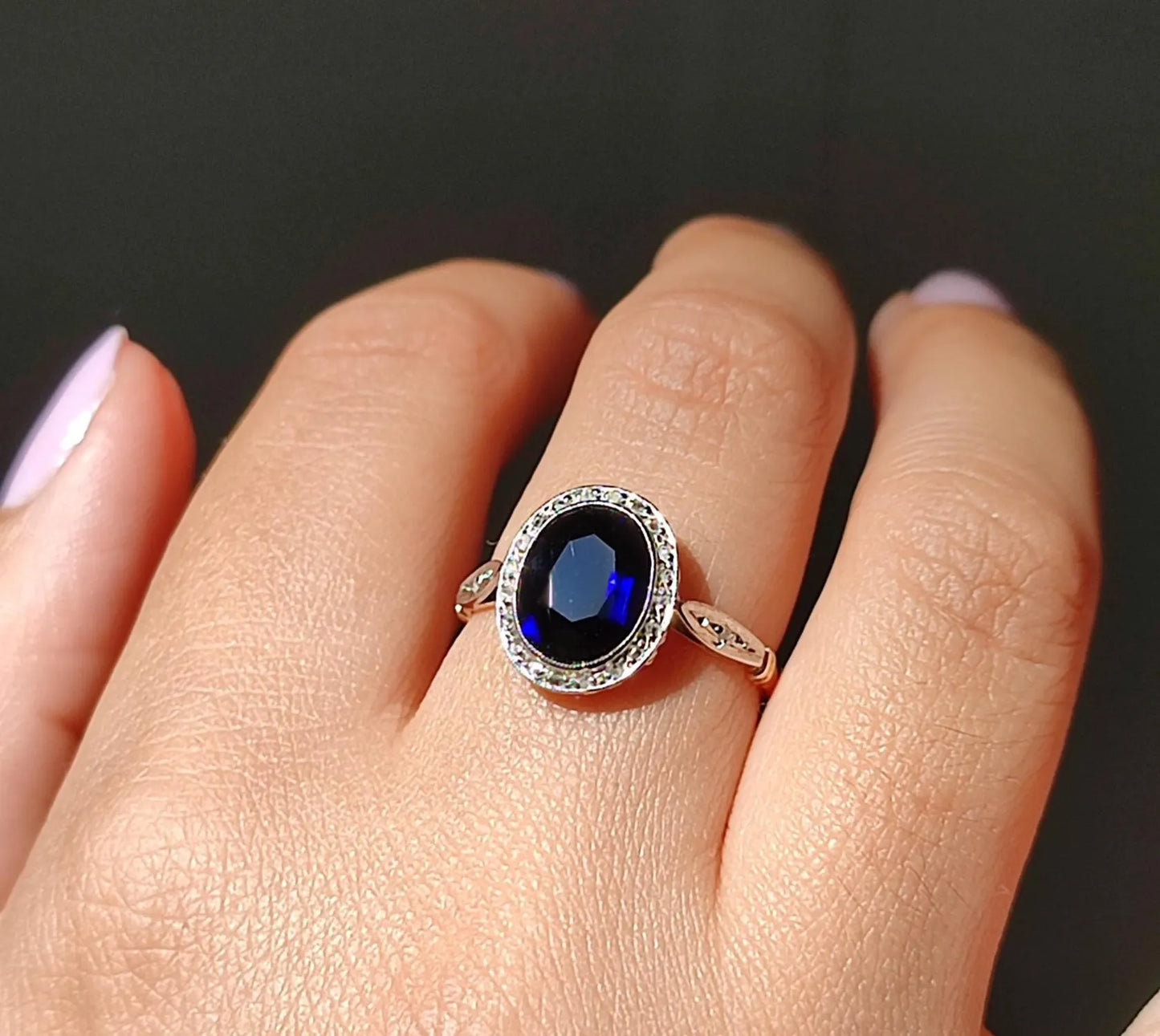Bague ancienne Art Déco en or 18K deux tons, saphir de synthèse et diamants taille rose - période 1920