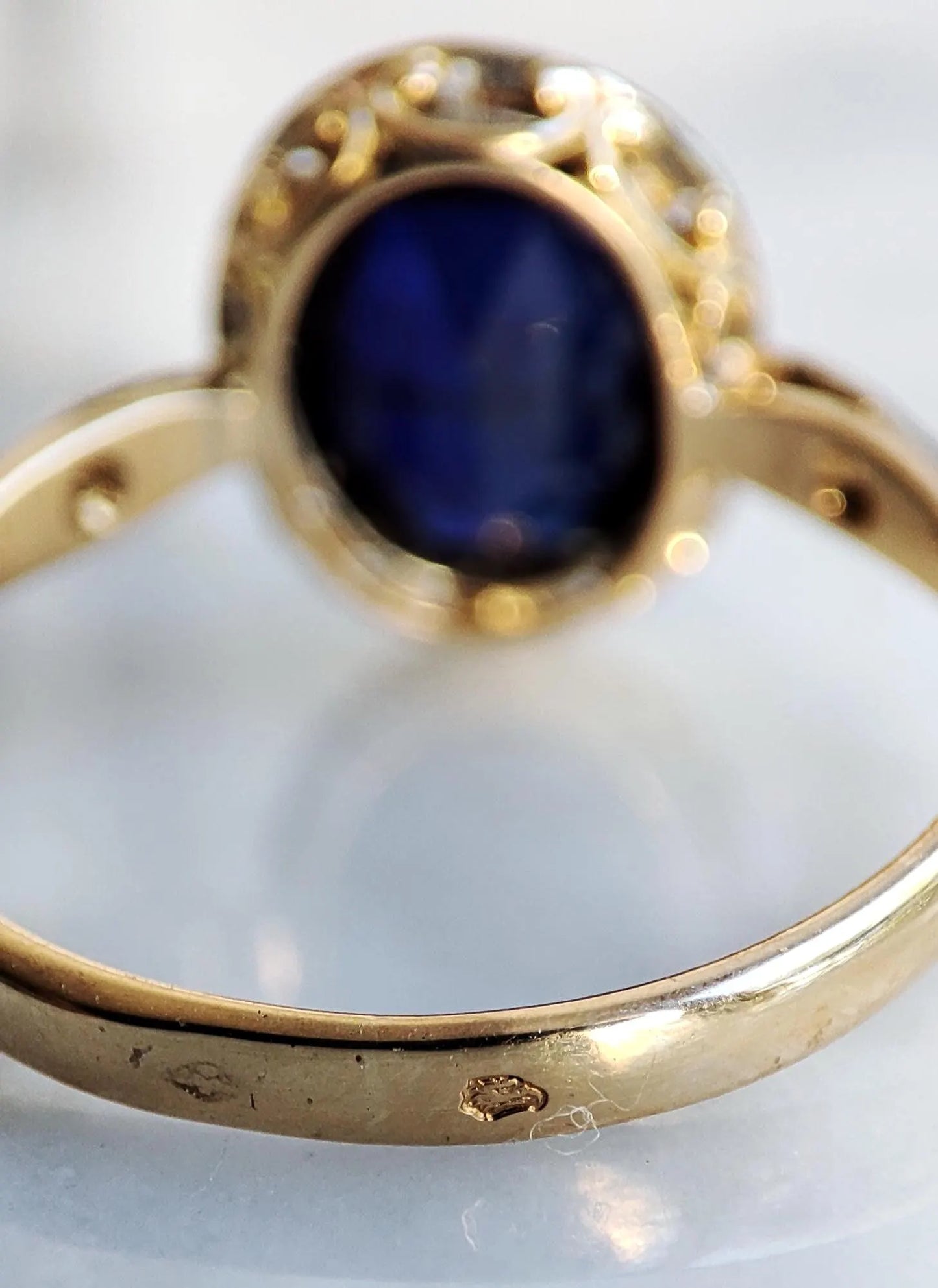 Bague ancienne Art Déco en or 18K deux tons, saphir de synthèse et diamants taille rose - période 1920