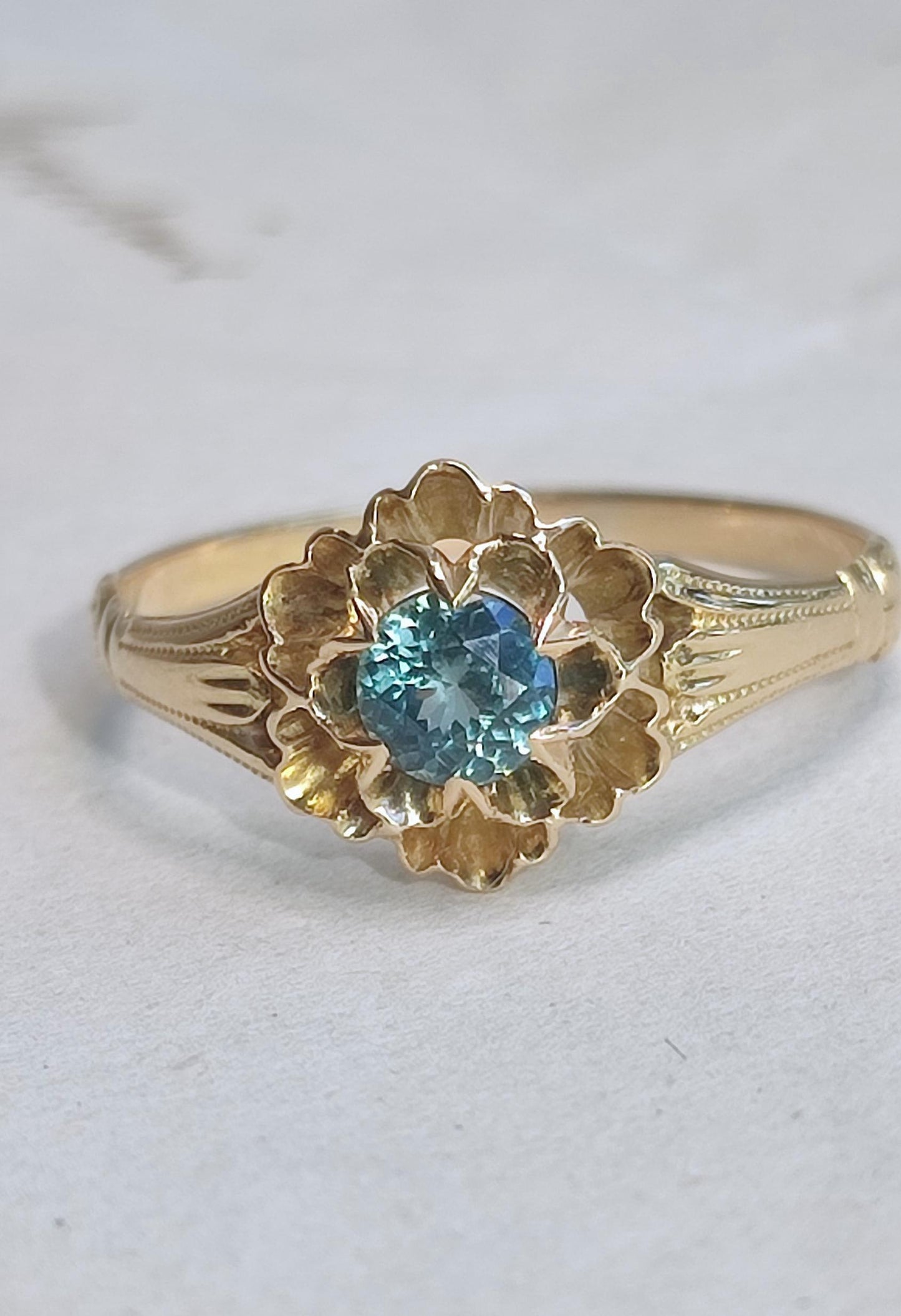 Bague ancienne fleur en or 18K jaune, saphir naturel Teal 0,4ct , travail français XIXe siècle