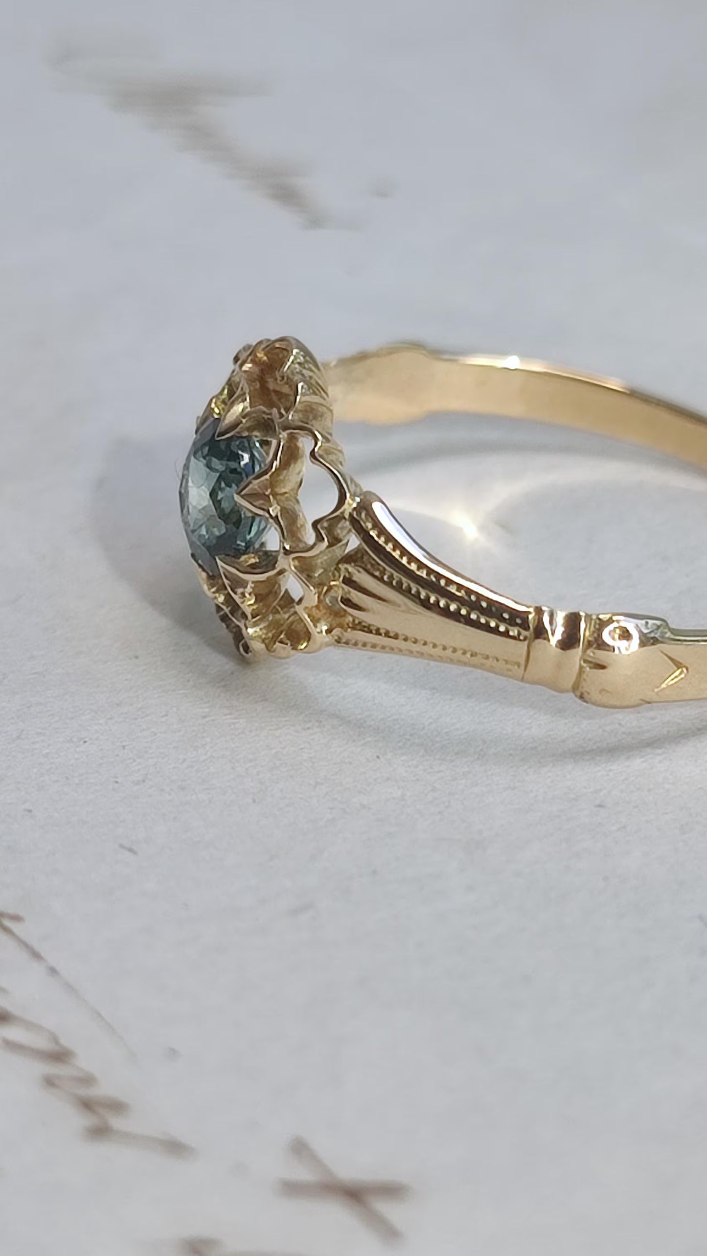 Bague ancienne fleur en or 18K jaune, saphir naturel Teal 0,4ct , travail français XIXe siècle