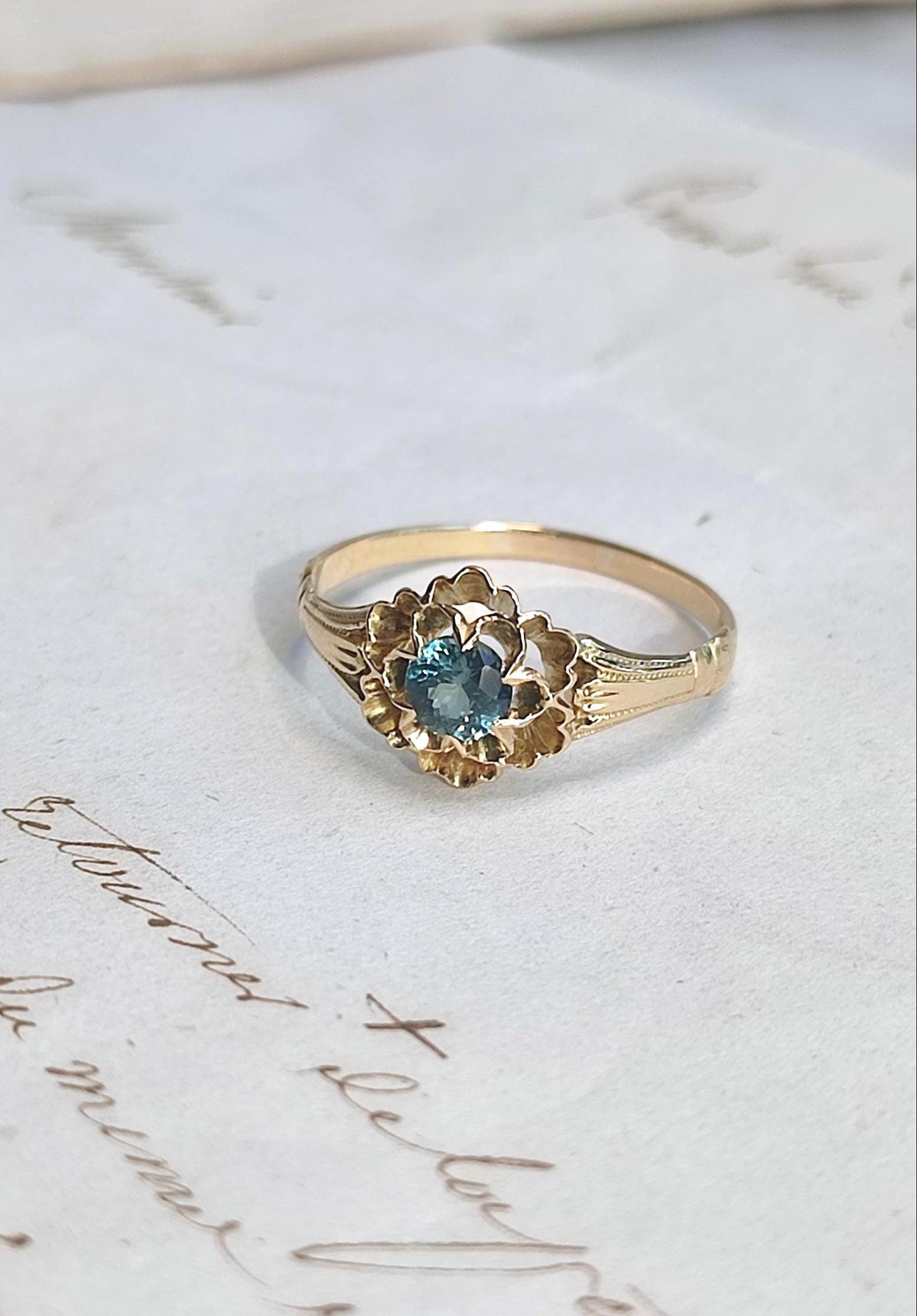 Bague ancienne fleur en or 18K jaune, saphir naturel Teal 0,4ct , travail français XIXe siècle
