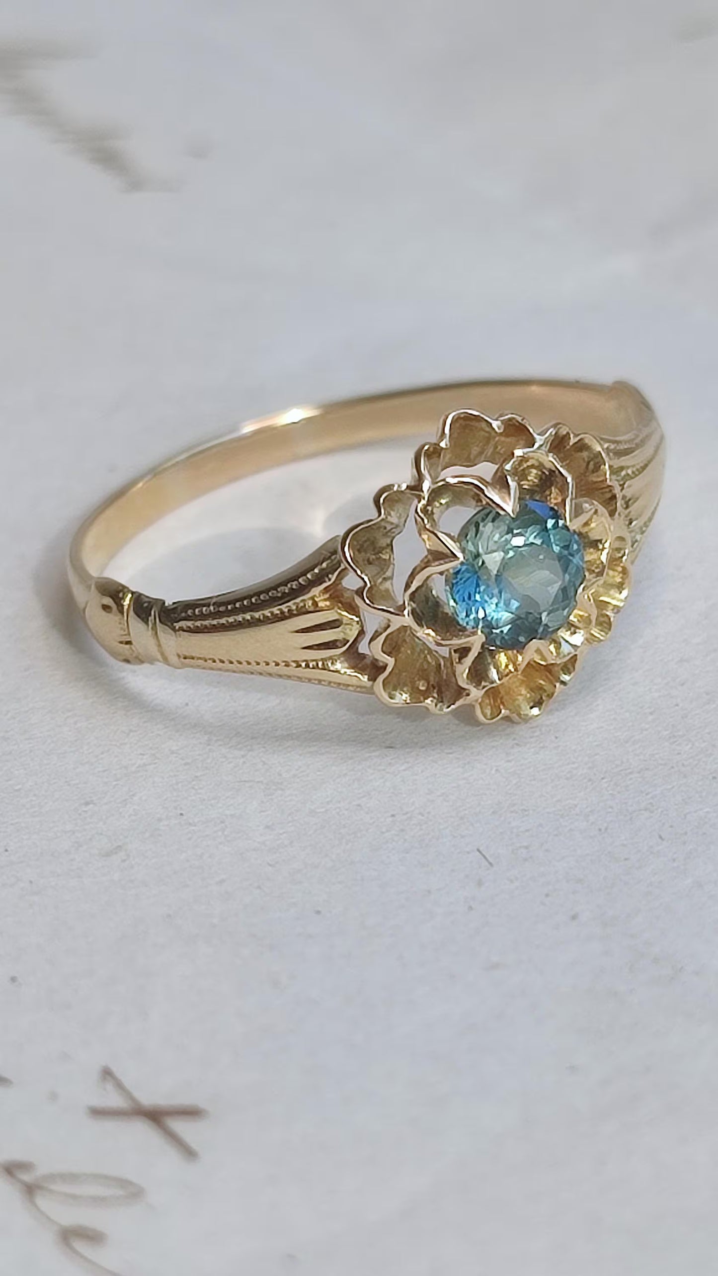 Bague ancienne fleur en or 18K jaune, saphir naturel Teal 0,4ct , travail français XIXe siècle