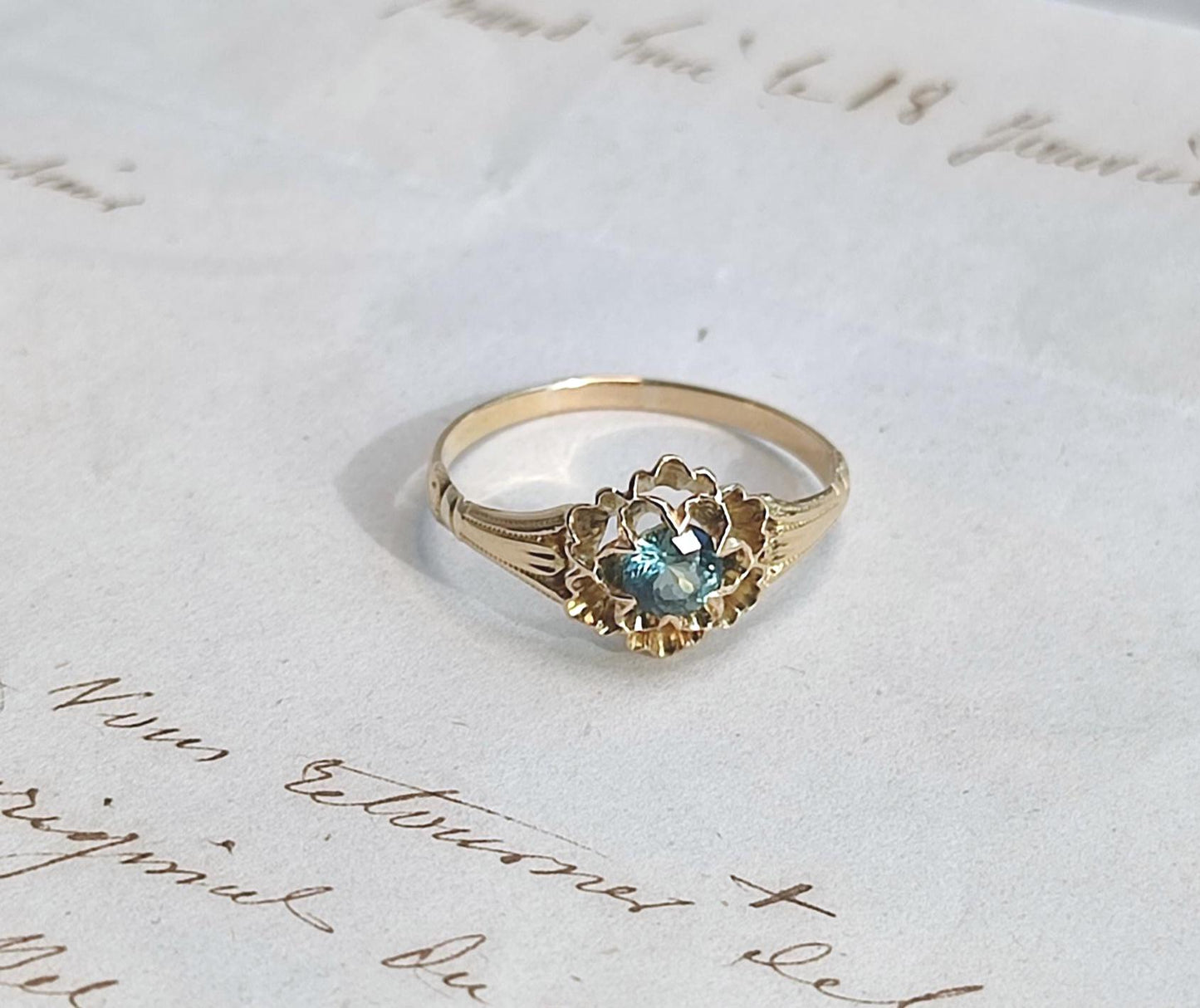 Bague ancienne fleur en or 18K jaune, saphir naturel Teal 0,4ct , travail français XIXe siècle