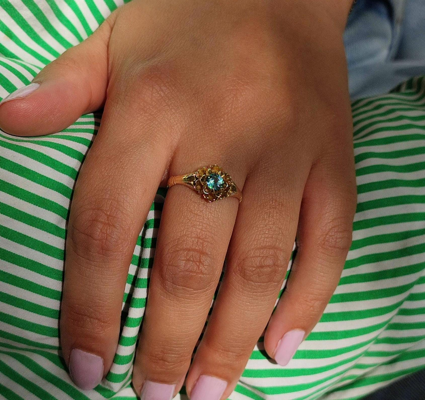 Bague ancienne fleur en or 18K jaune, saphir naturel Teal 0,4ct , travail français XIXe siècle
