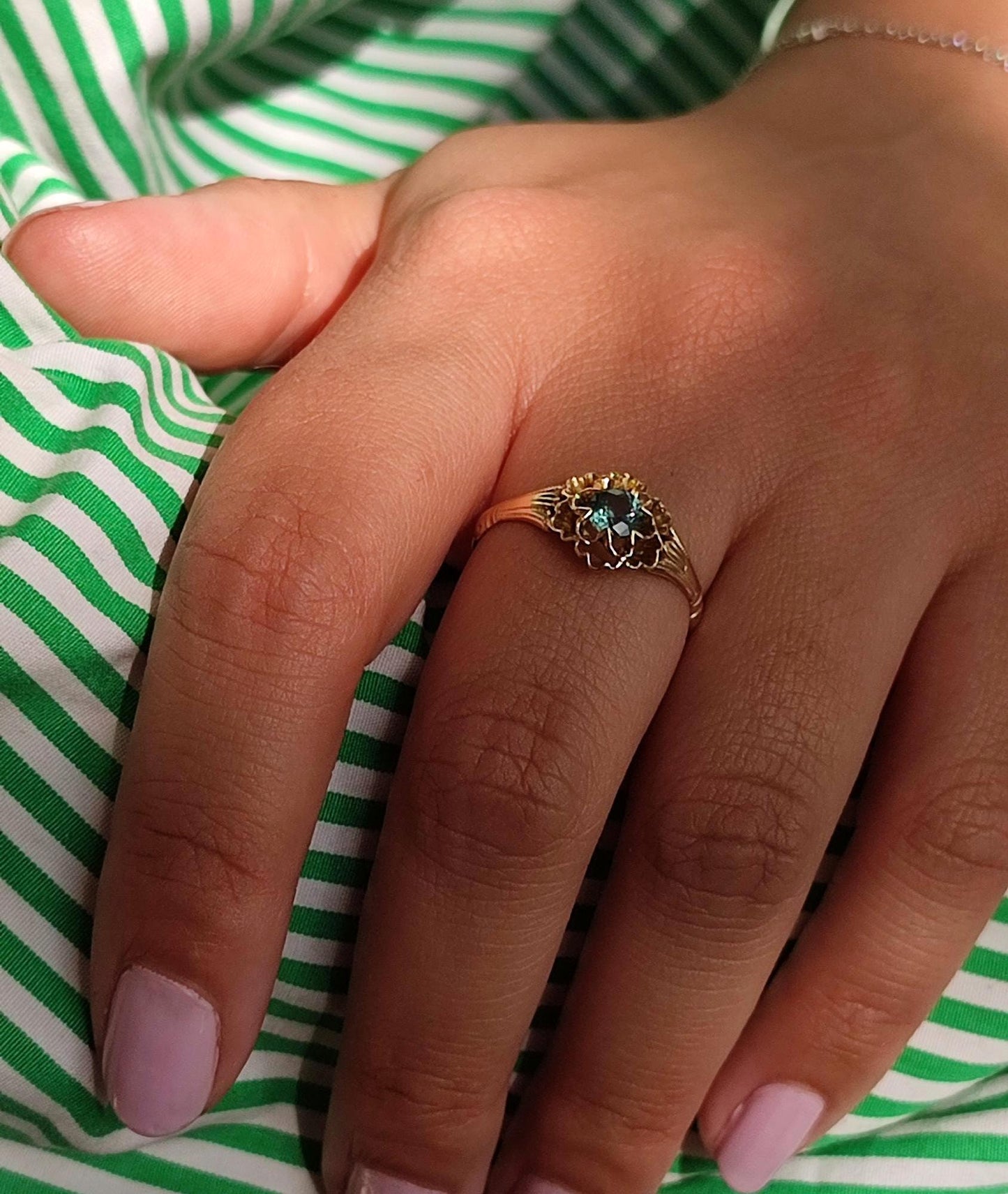 Bague ancienne fleur en or 18K jaune, saphir naturel Teal 0,4ct , travail français XIXe siècle