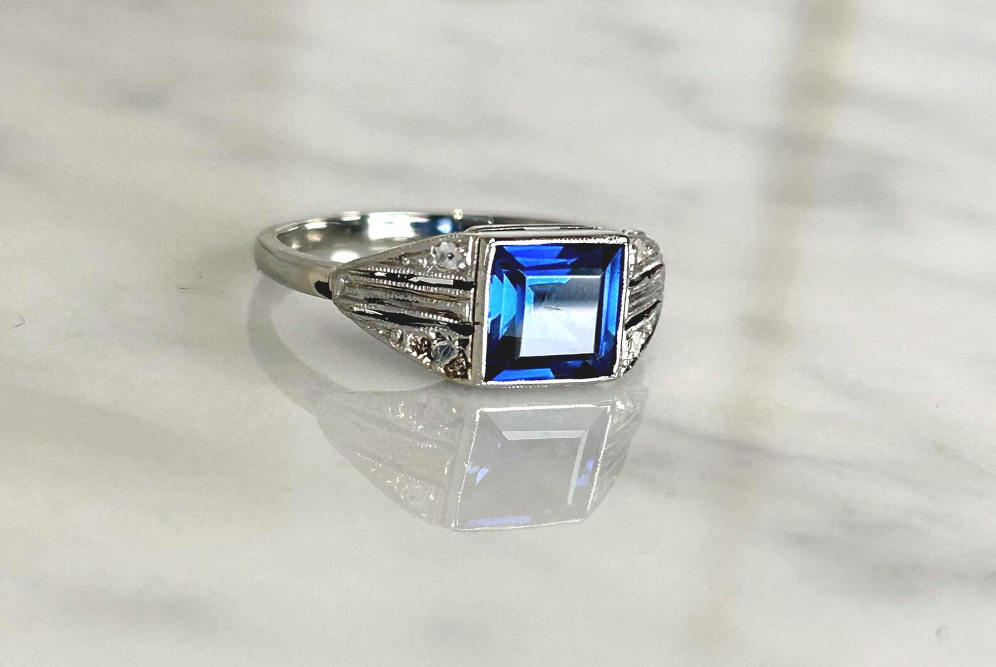 Bague ancienne or blanc 18k saphir de synthèse et diamants taille rose, bijou ancien français vers 1920