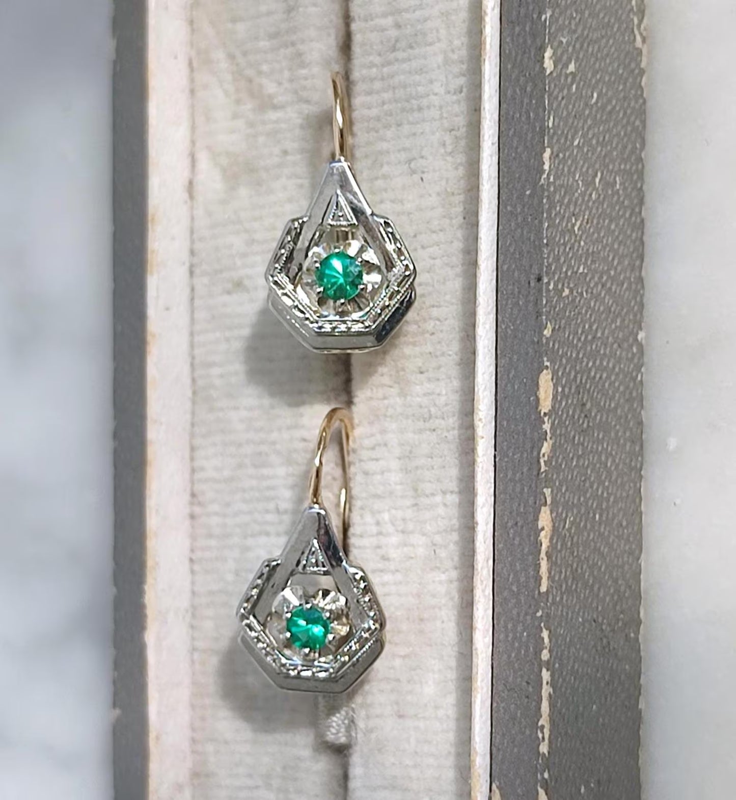 Dormeuses anciennes Belle Époque en or jaune et blanc 18k, émeraudes, circa 1900