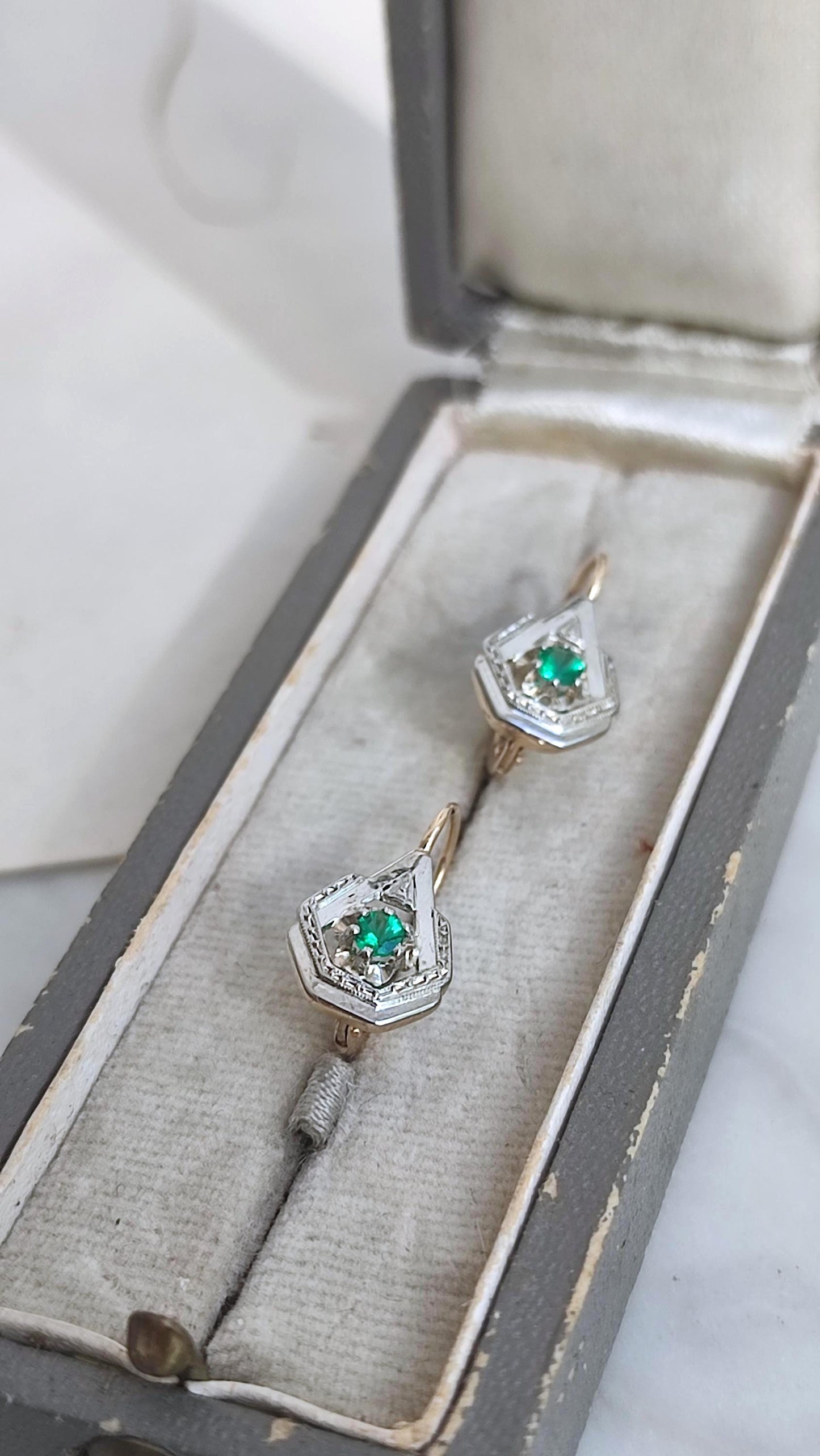 Dormeuses anciennes Belle Époque en or jaune et blanc 18k, émeraudes, circa 1900