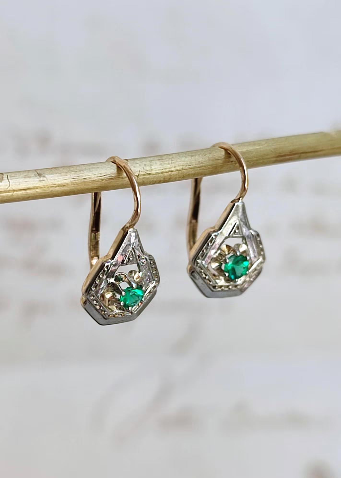 Dormeuses anciennes Belle Époque en or jaune et blanc 18k, émeraudes, circa 1900