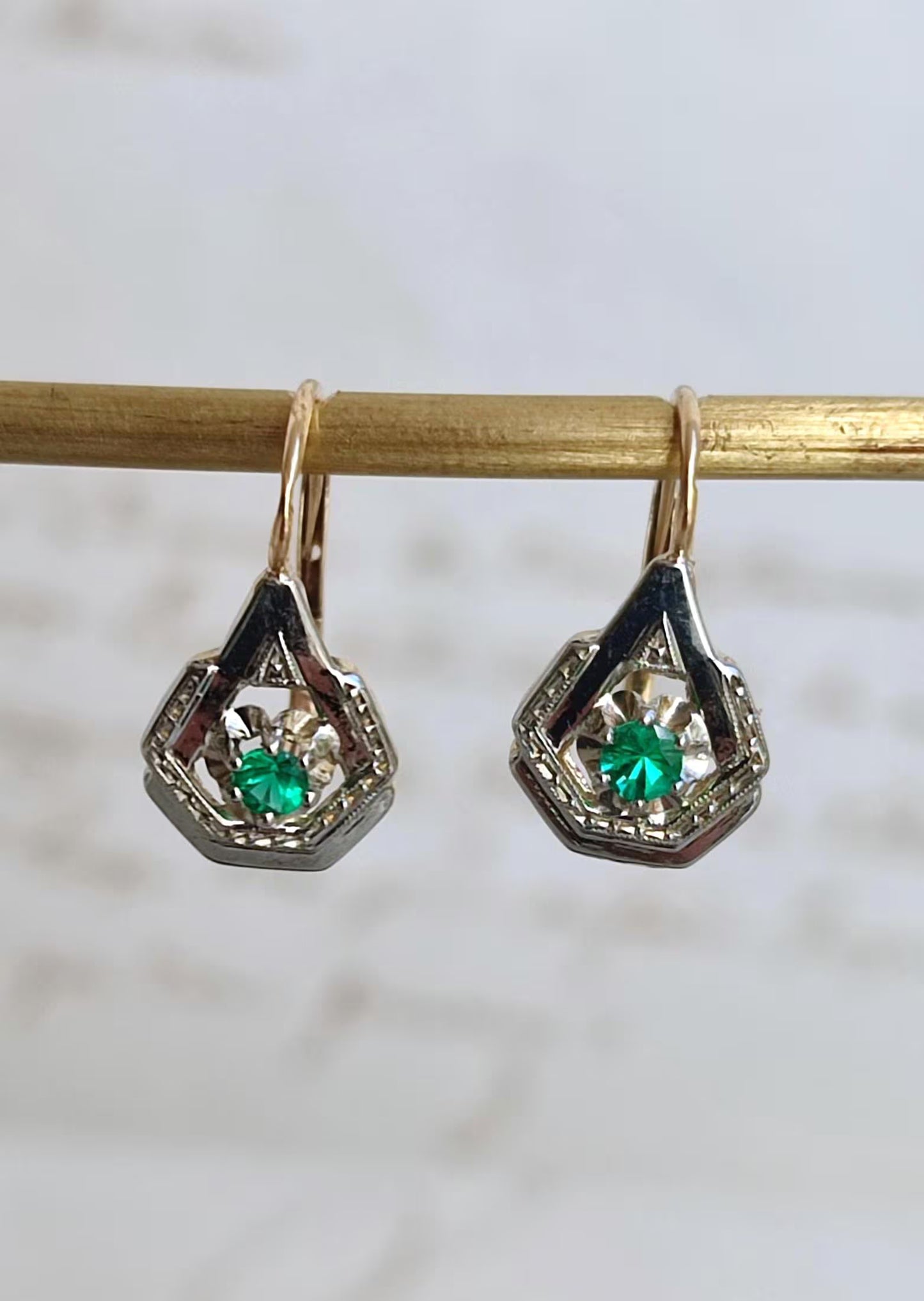 Dormeuses anciennes Belle Époque en or jaune et blanc 18k, émeraudes, circa 1900